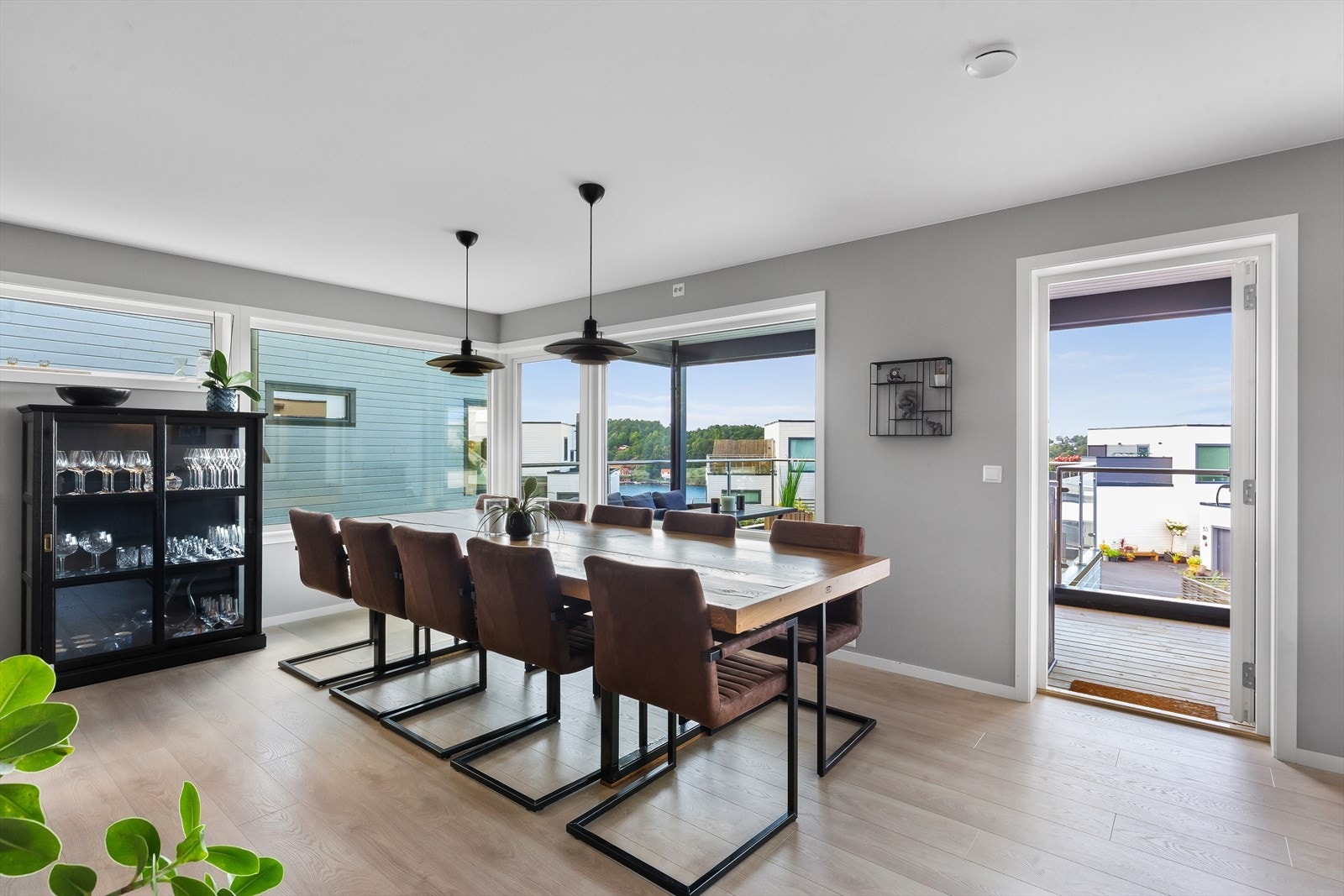 De store vindusflatene gir godt med naturlig lysinnslipp og en luftig følelse Galleribilde