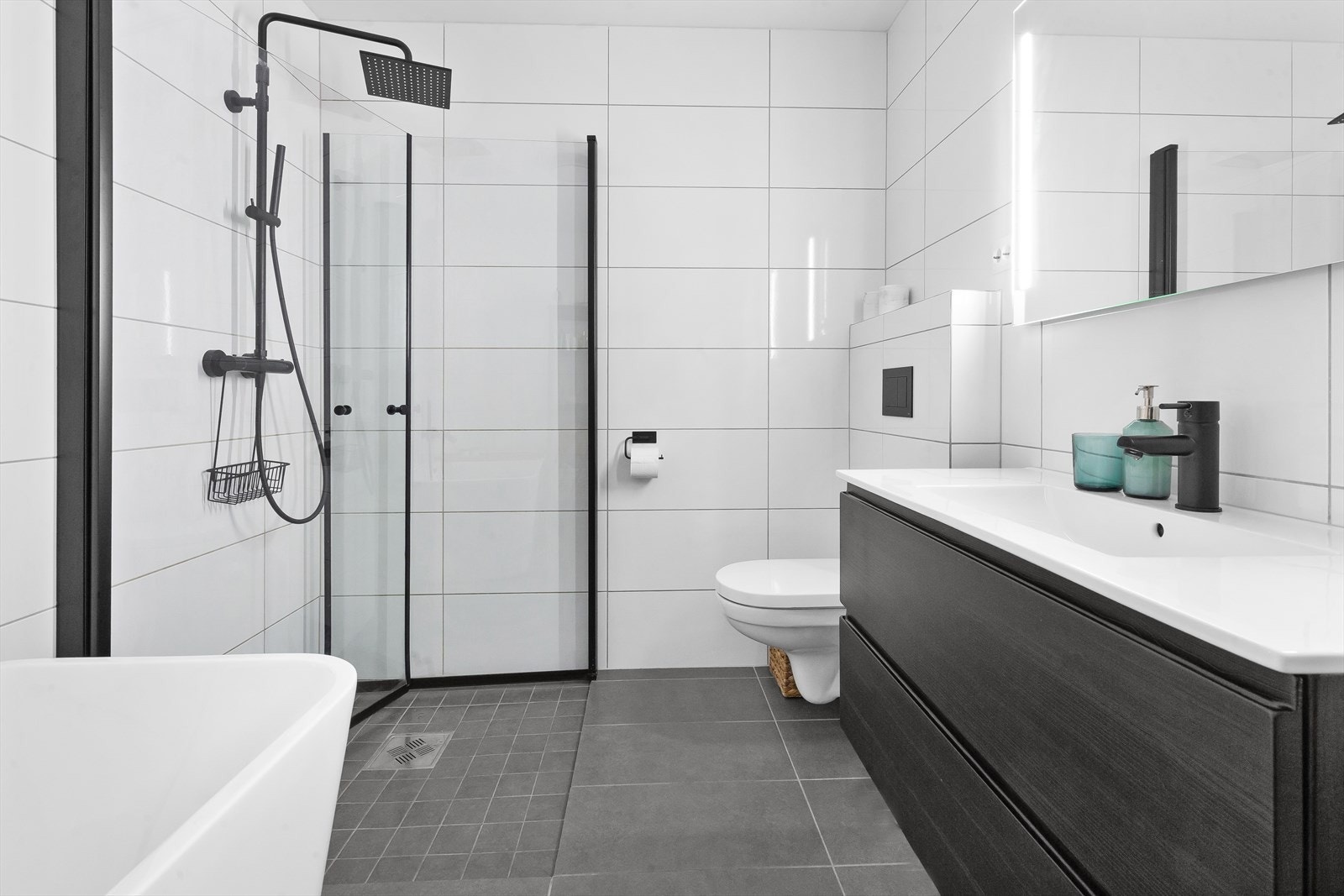 Lekkert bad med fine detaljer i sort utførelse Galleribilde