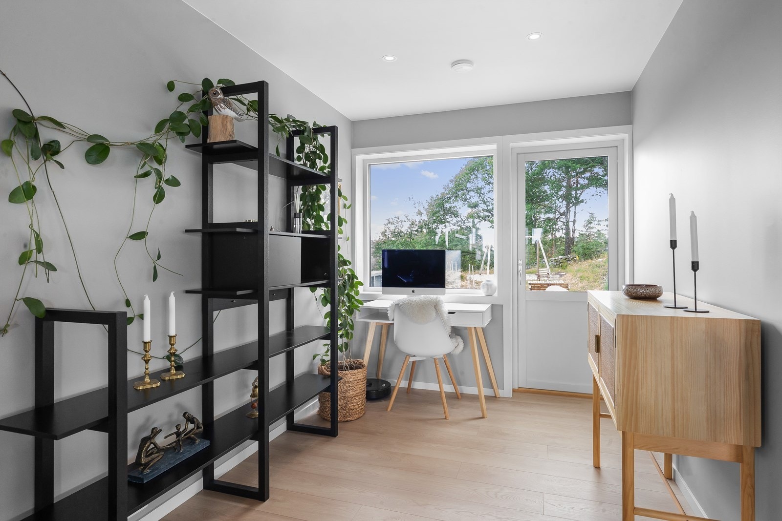 Ved utgangen til hage/ terrasse er det hyggelig krok for hjemmekontor eller lignende Galleribilde