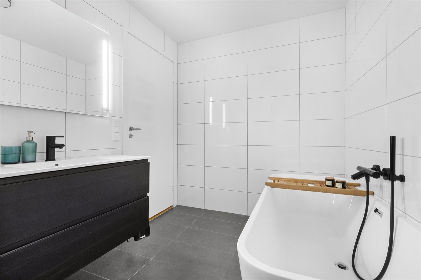 Badet består av bl.a. servant med skuffer, dusjhjørne og badekar Galleribilde