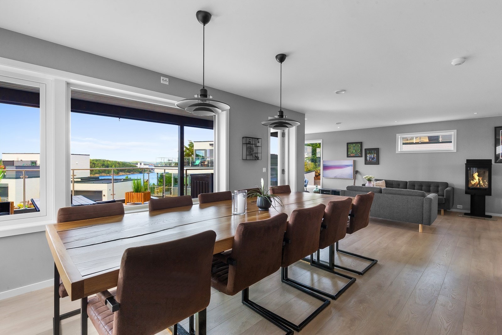 Listeløst i himling og overflater malt i behagelige og fine farger Galleribilde