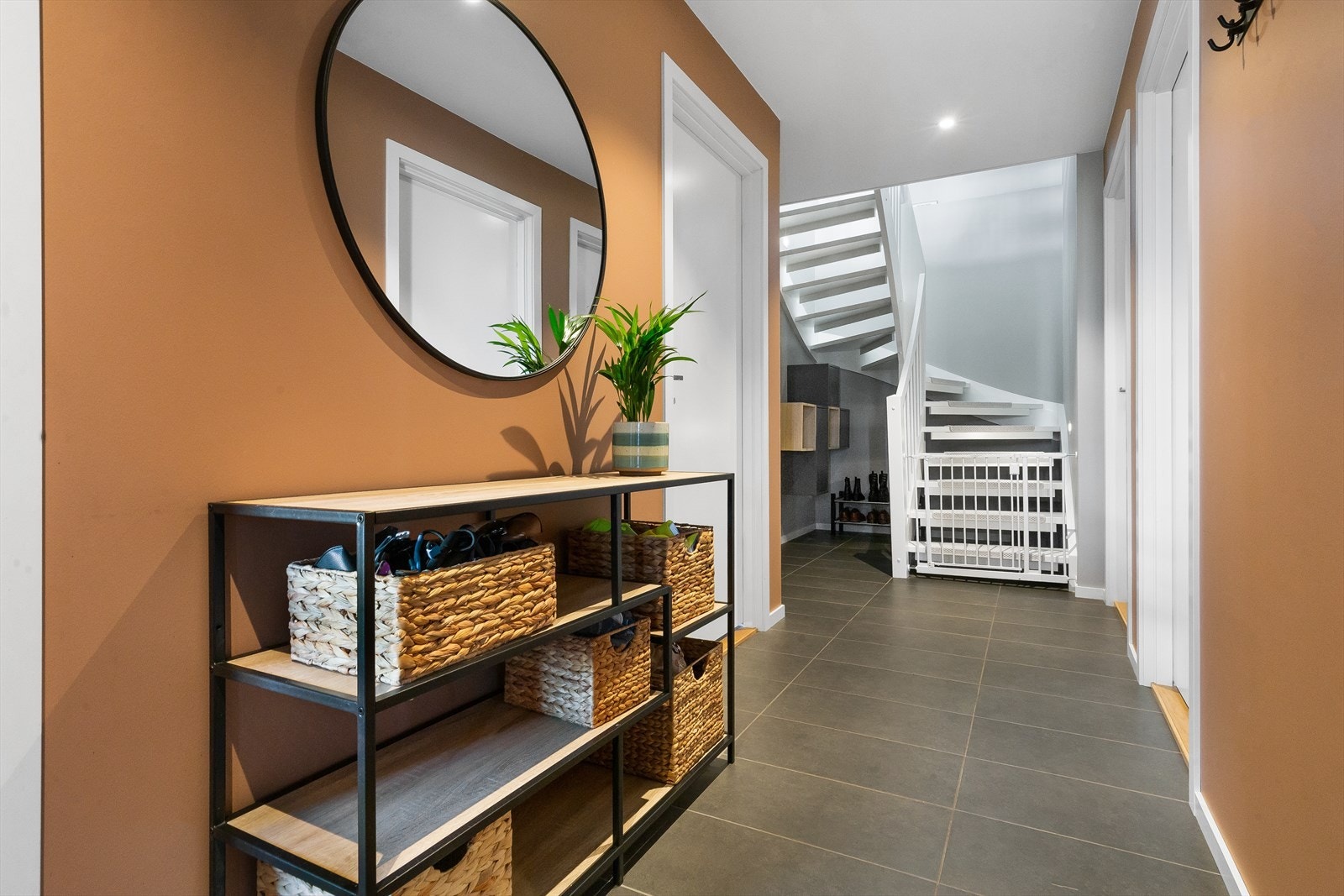 Innbydende og flislagt entré Galleribilde