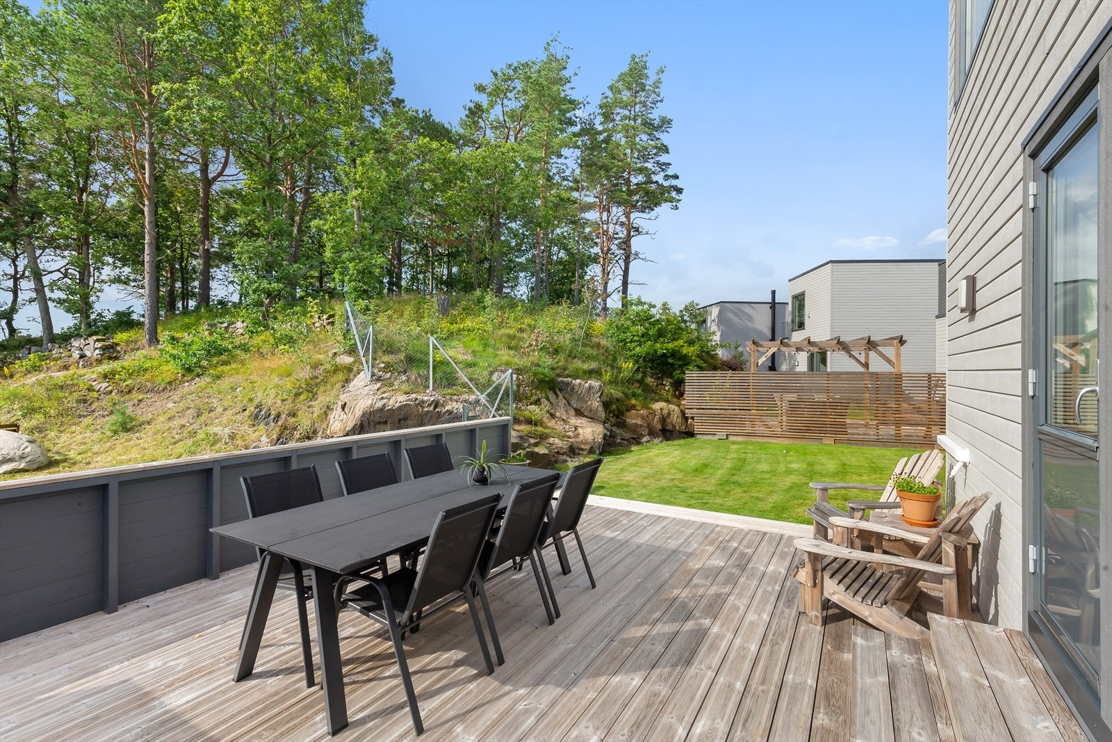 Uteområdet bak boligen er hyggelig og solfylt. Fint oppholdssted for barna Galleribilde