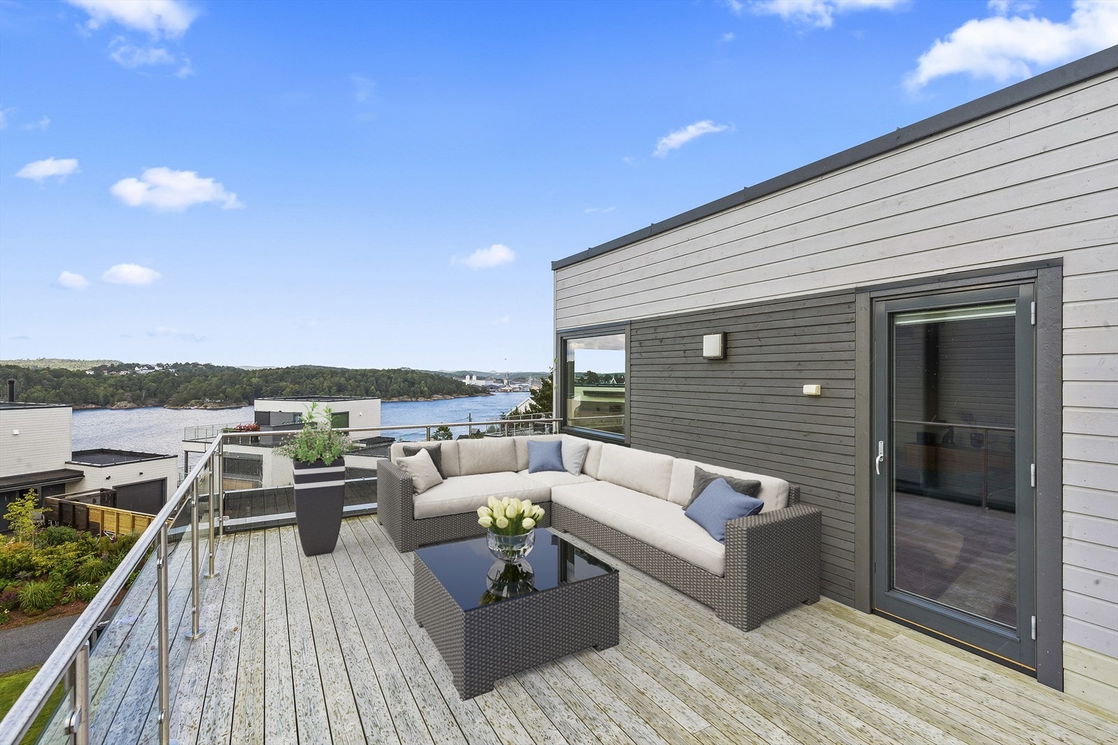 Adkomst til flott takterrasse med fin utsikt og god sol Galleribilde