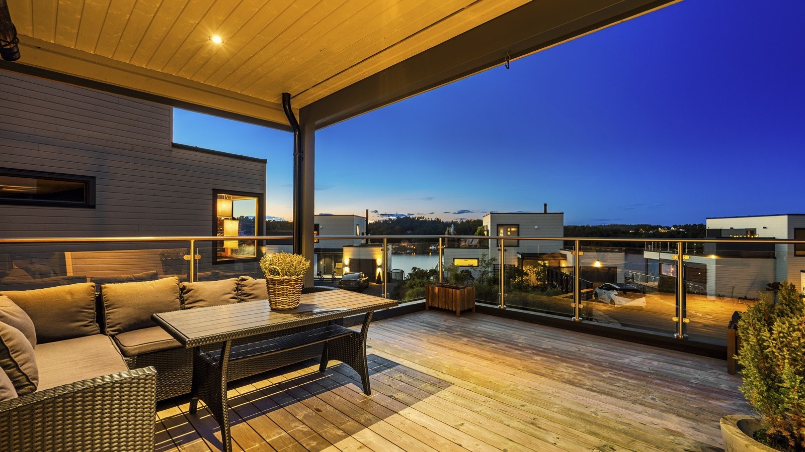 Den overbygde verandaen utenfor kjøkkenet og stuen er et flott oppholdssted med fin kveldssol Galleribilde