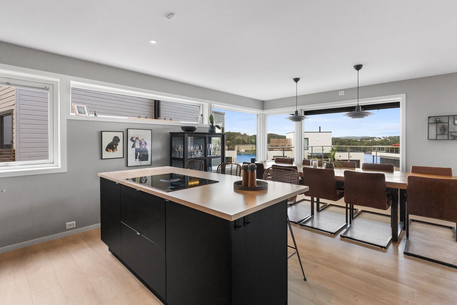 Kjøkkenøyen gjør det svært hyggelig å lage mat sammen med gjestene som sitter like ved. Galleribilde