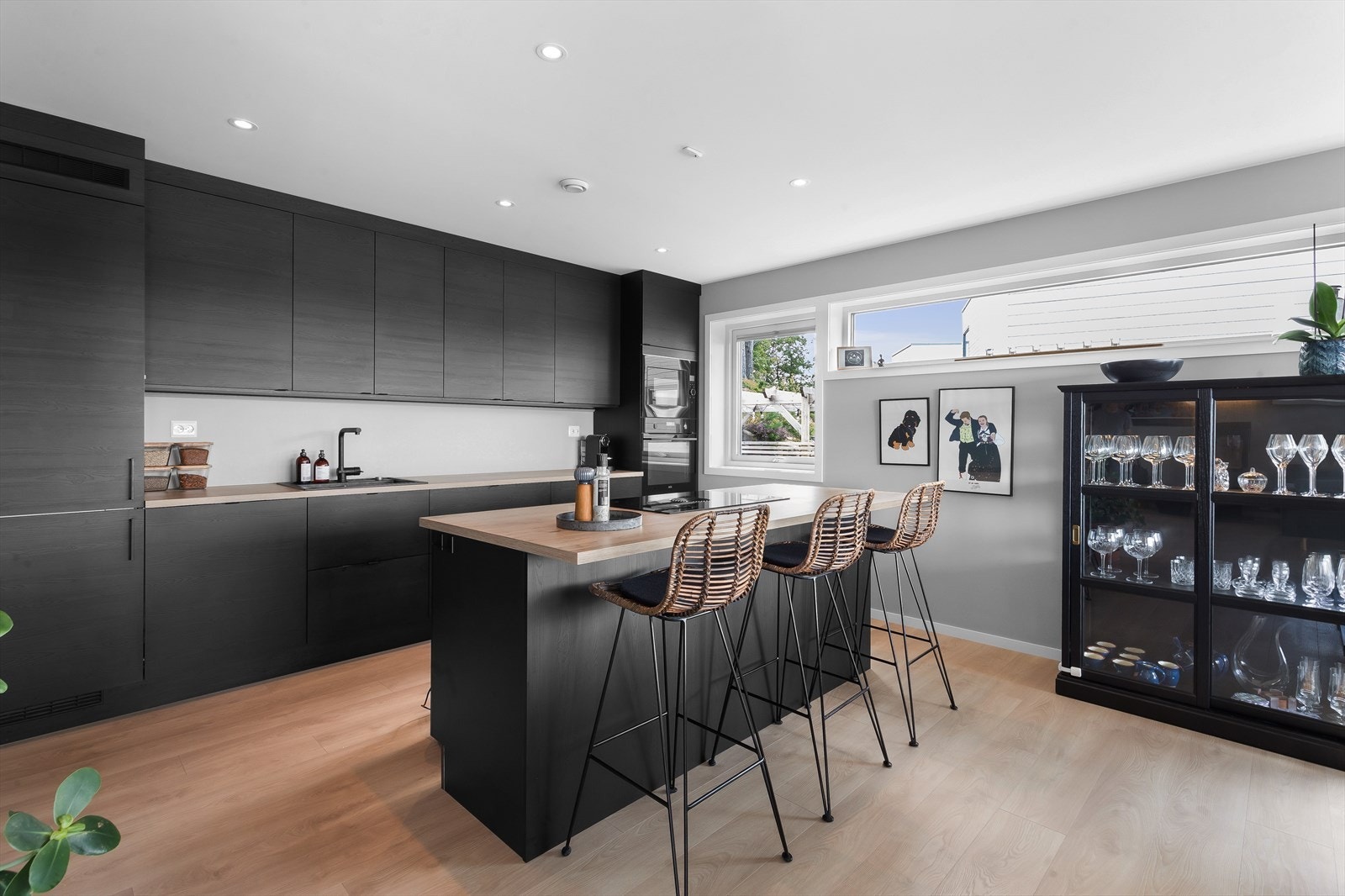 Rålekkert Strai kjøkken med god benk- og skapplass Galleribilde