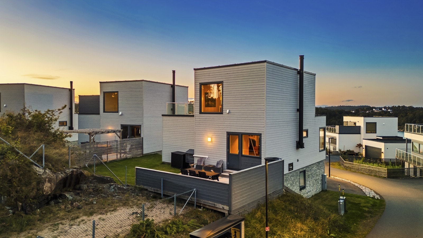 Tomten har en fin intern beliggenhet på feltet med terrasse og hage på baksiden. Her er det fin morgen- og dagsol Galleribilde