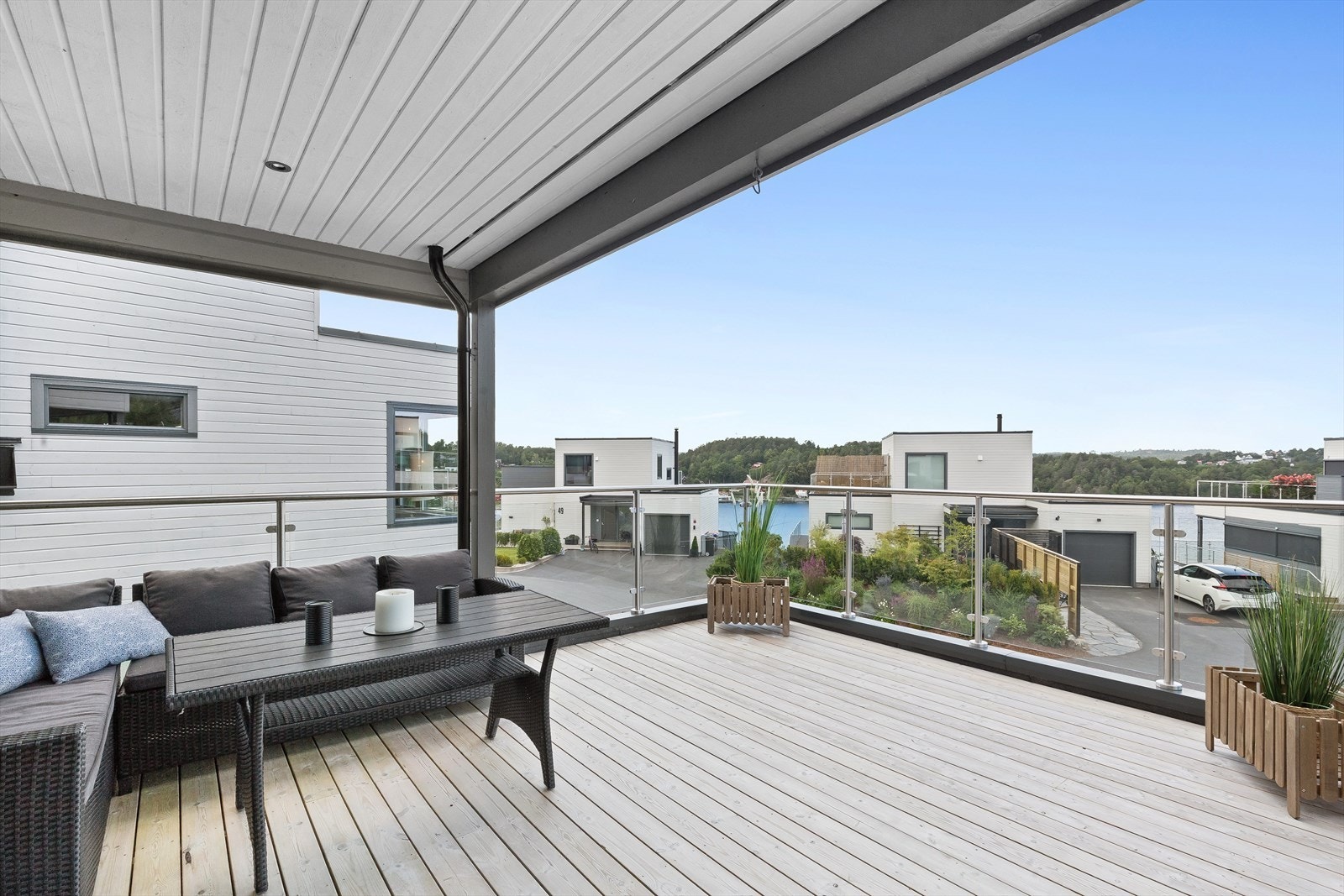 Verandaen er romslig og gir godt med plass for sitte-/ spisegruppe Galleribilde