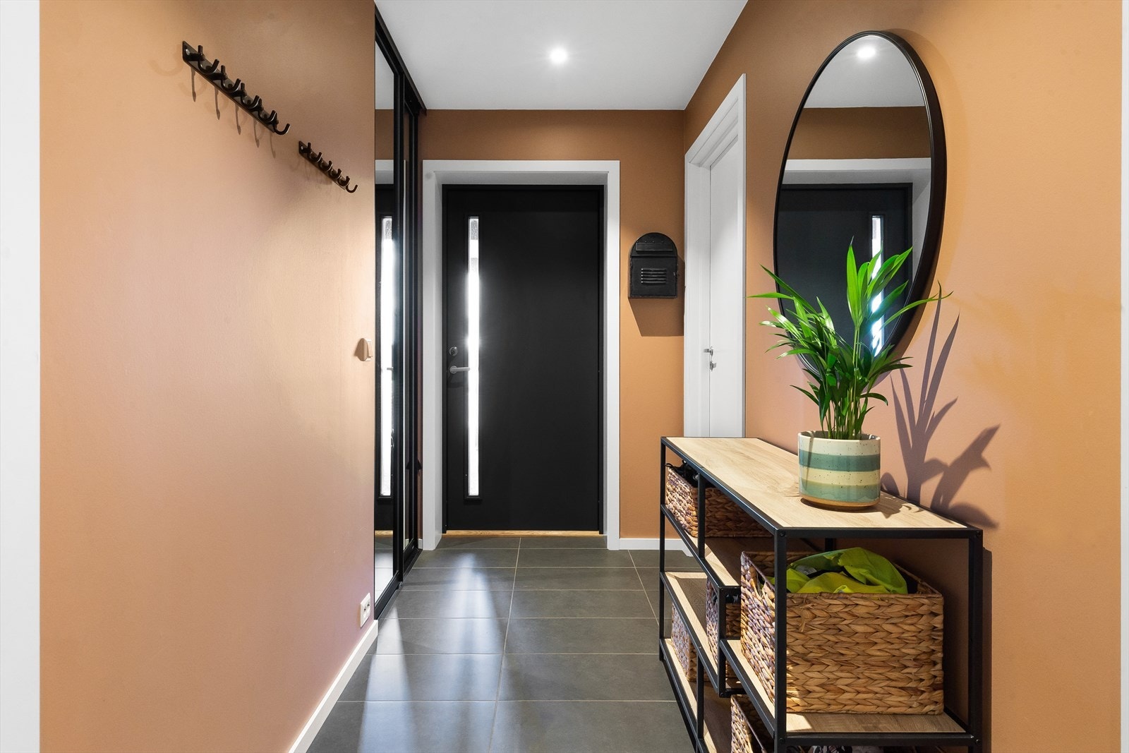 I entréen er det oppbevaring i plassbygd skyvedørsgarderobe Galleribilde