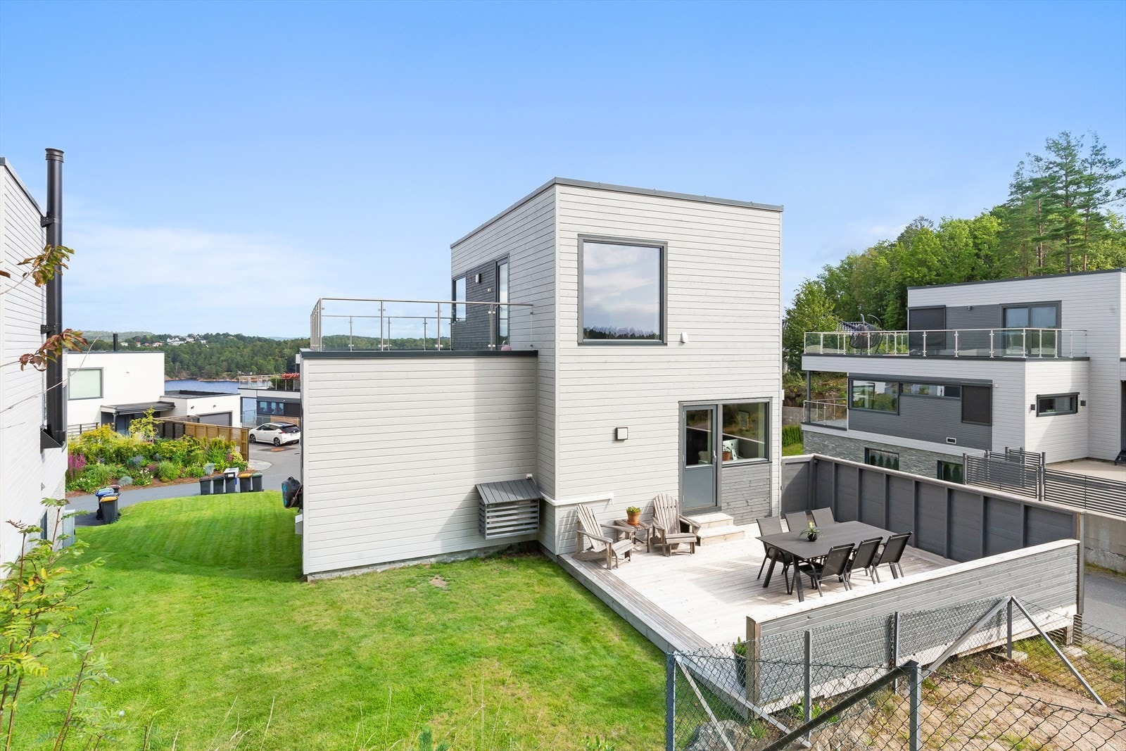 Gressplen bak og på siden av boligen Galleribilde