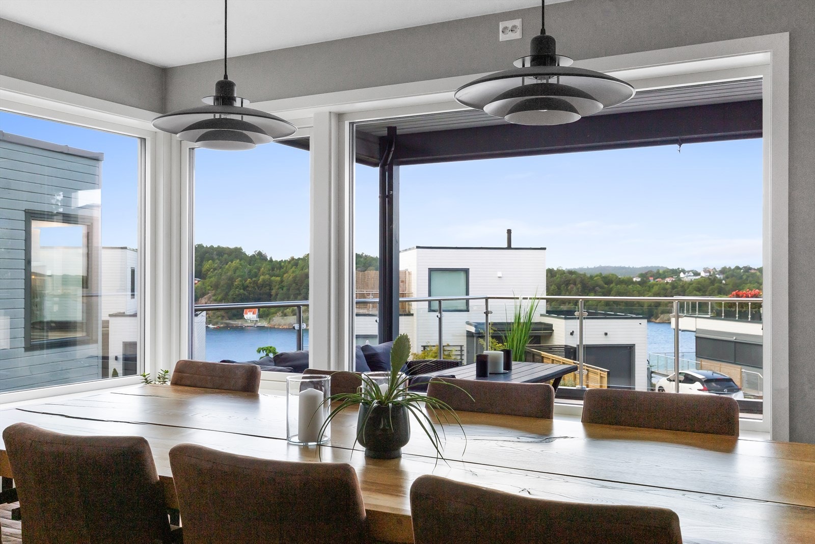 Fra spisebordet er det hyggelig utsikt Galleribilde