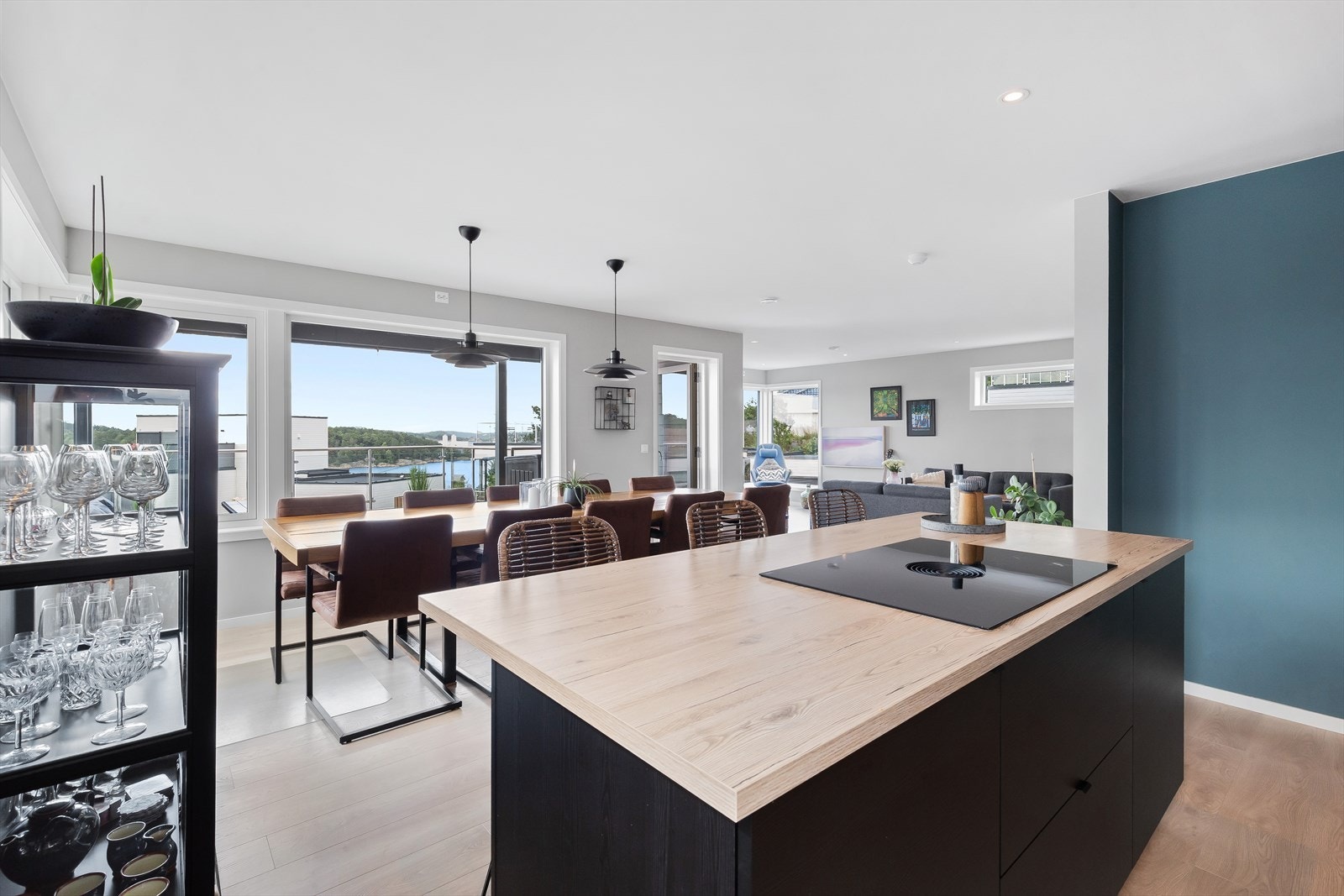 Sitteplass/ frokostplass på kjøkkenøyen Galleribilde