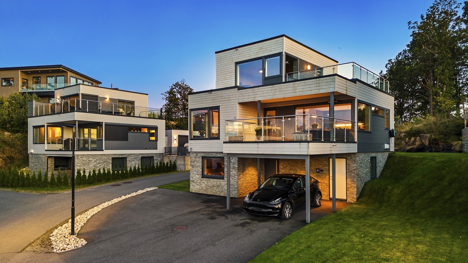 Utenfor er det god biloppstillingsplass. Praktisk carport med el-bil lader. Adkomst til bod bak parkeringen Galleribilde