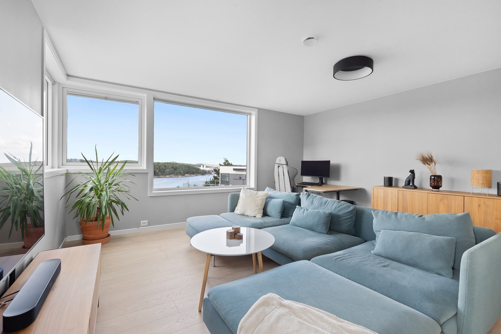 i 3.etasje er det en hyggelig stue med god utsikt over Tromøysund Galleribilde