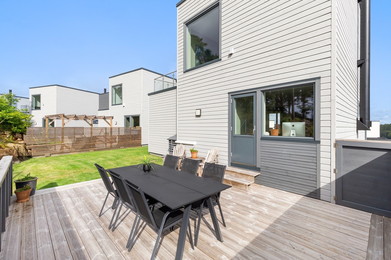 Det er godt med plass til møblement, grill og lignende Galleribilde