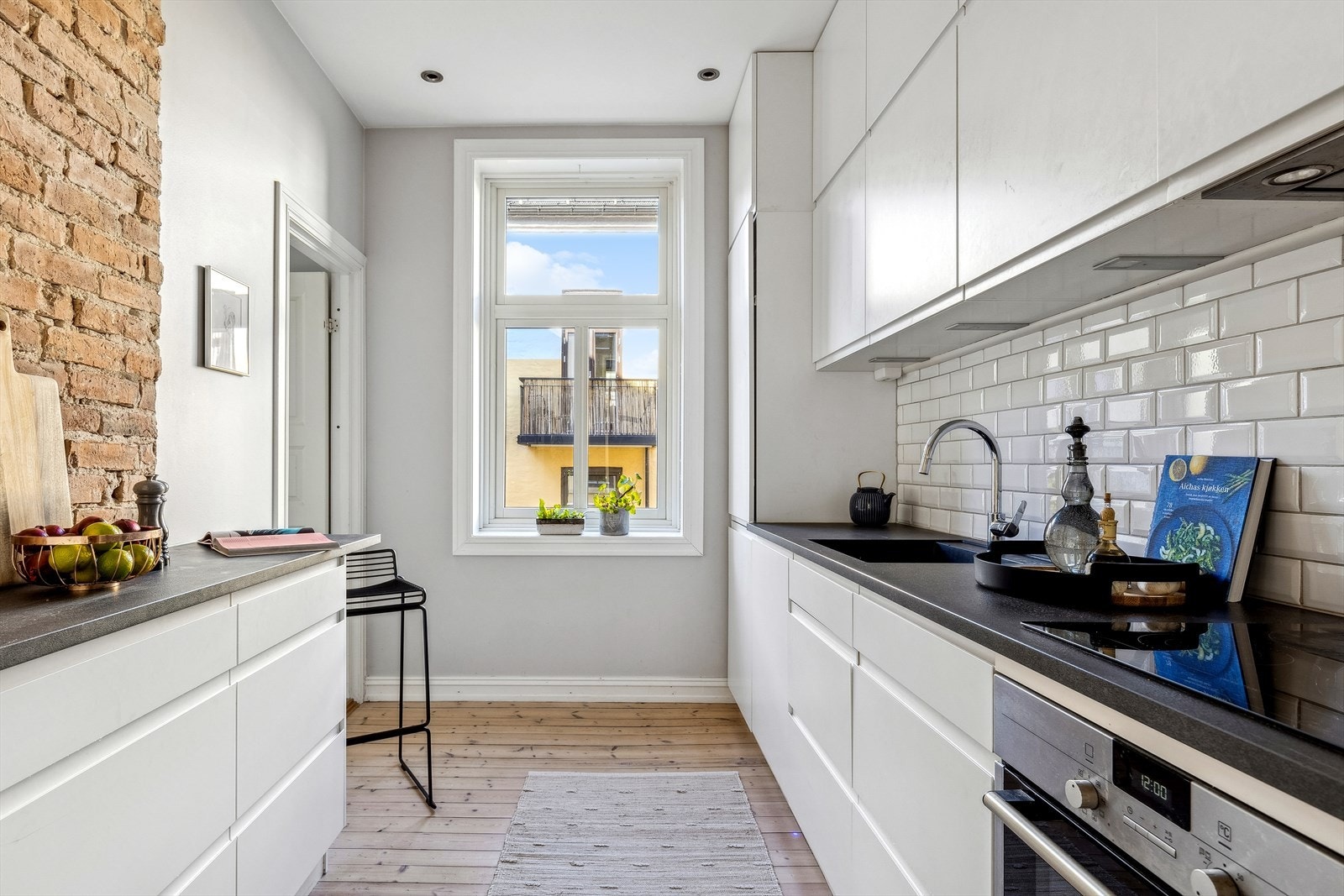 God lagringsplass i over- og underskap, samt store arbeidsflater. Galleribilde