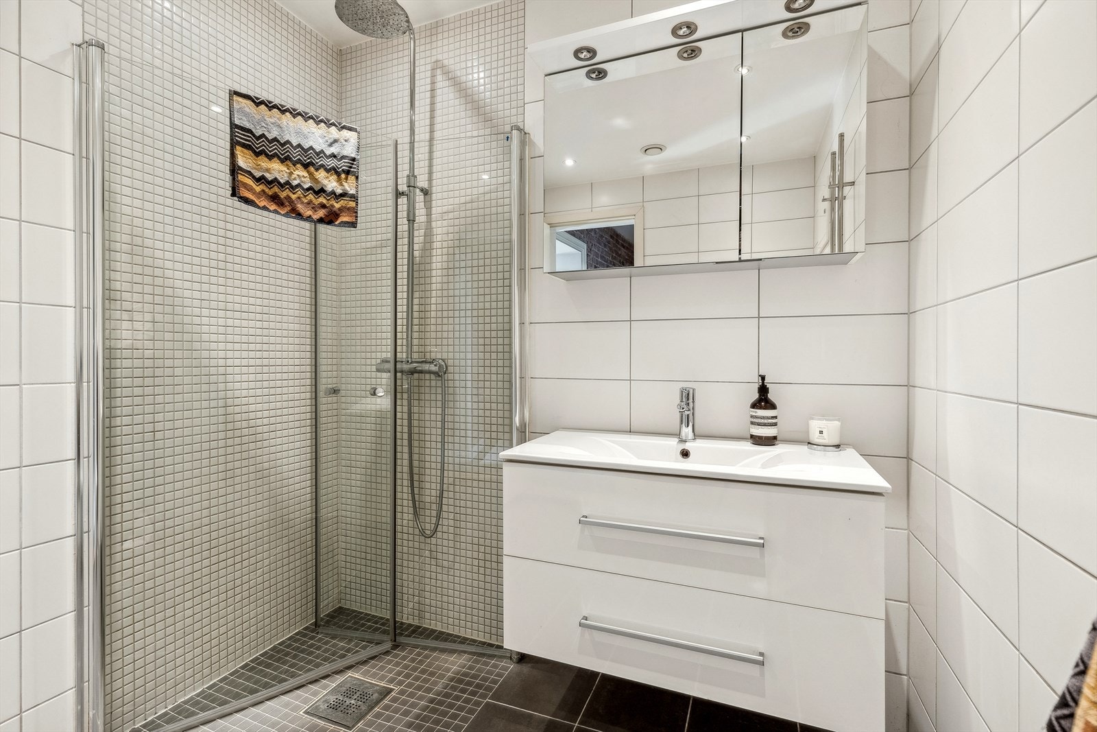 Dusjhjørne med svingbare rette dusjdører og dusjutstyr Galleribilde