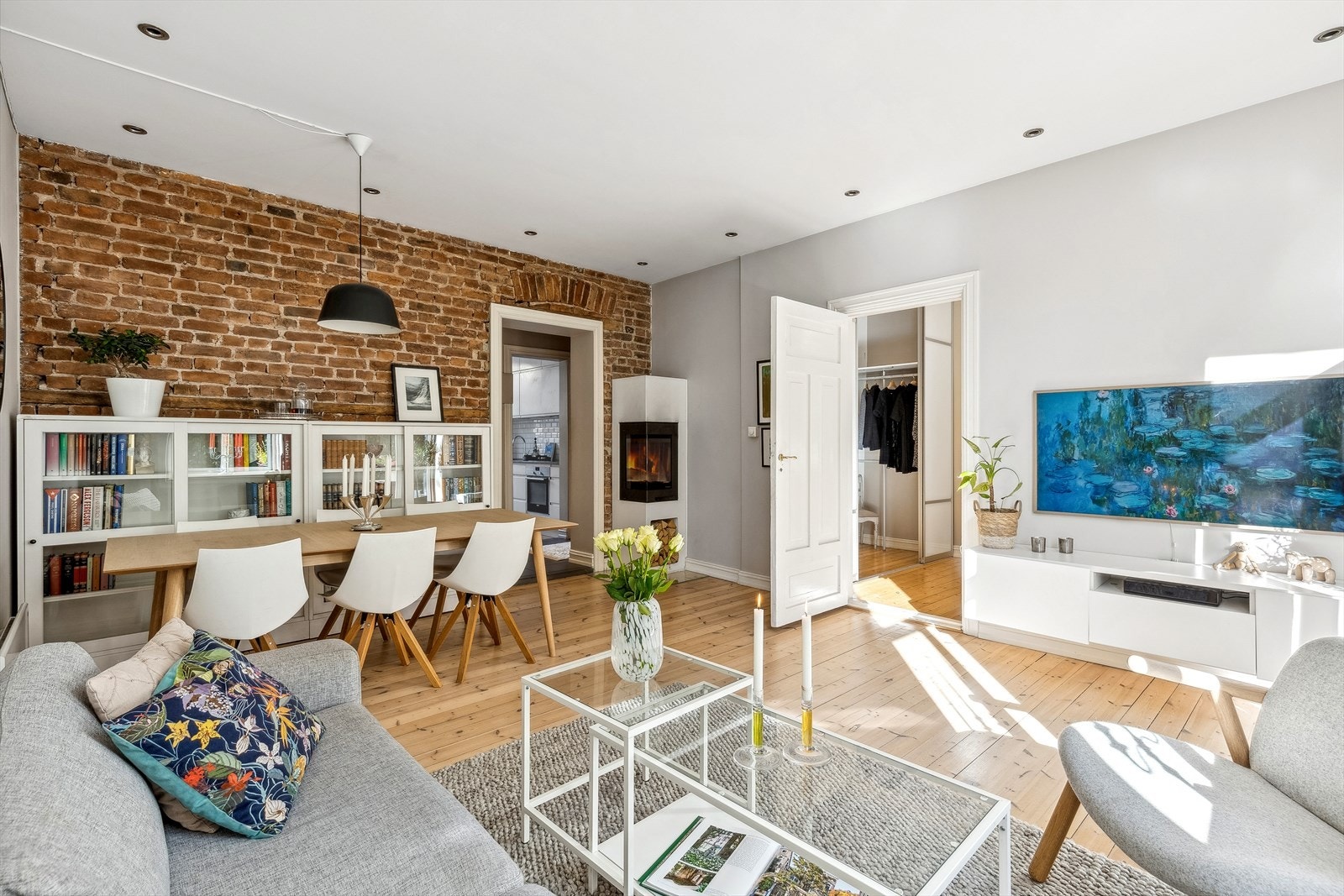 De store vinduene i stuen bidrar til rikelig med lysinnslipp som bidrar til en hyggelig atomsfære. Galleribilde