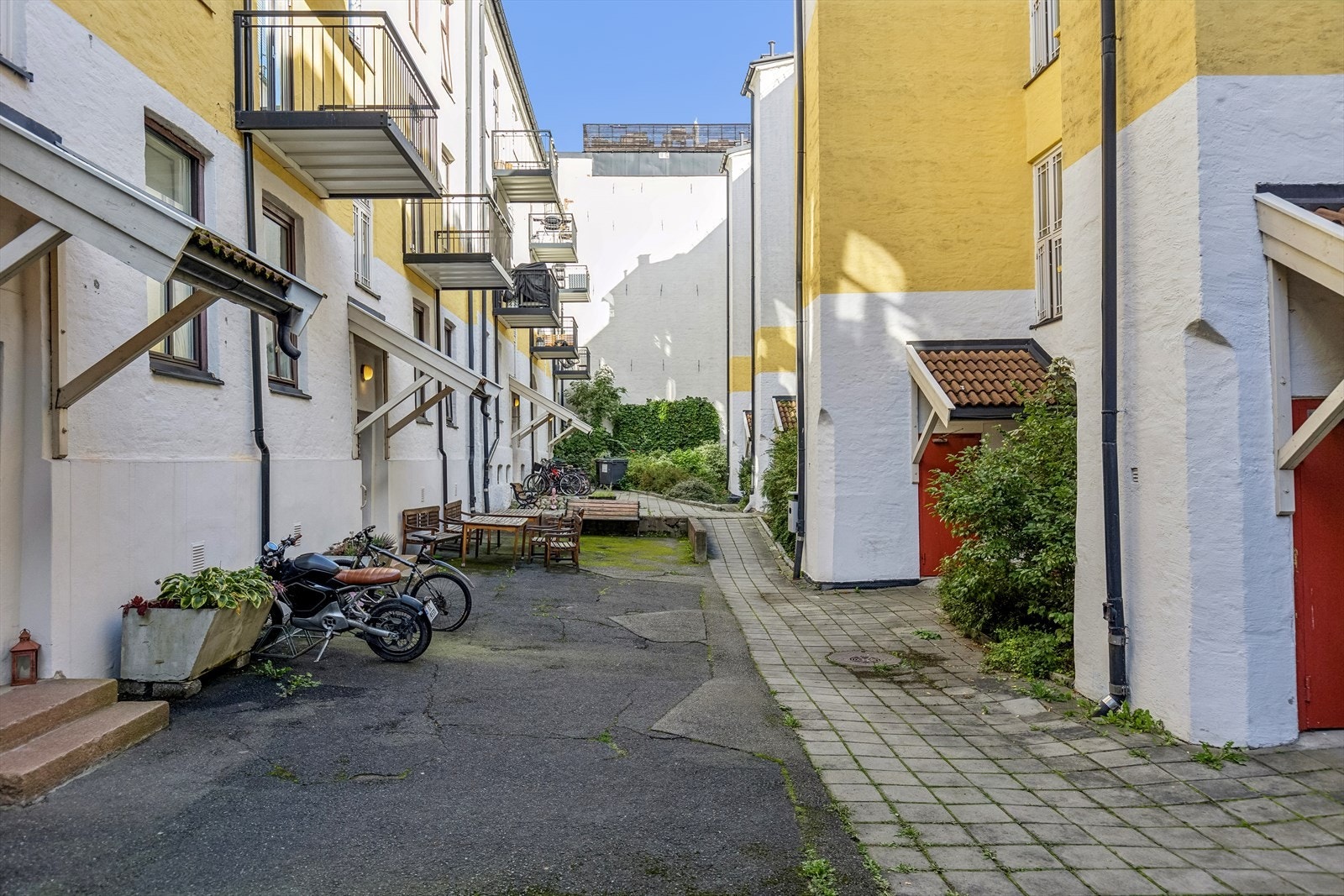 Koselig bakgård med mulighet for sykkelparkering og sitteplasser Galleribilde