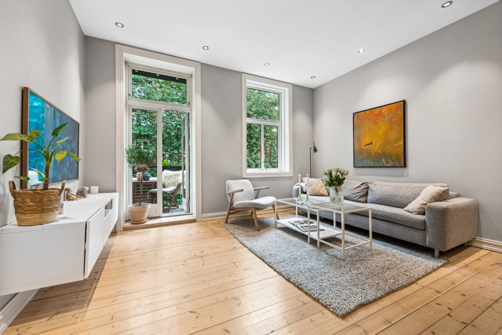 Boligen oppleves svært moderne med tidsriktig valg og nyere bad/kjøkken. Allikevel får du det stilfulle klassiske preget i form av originale tregulv Galleribilde