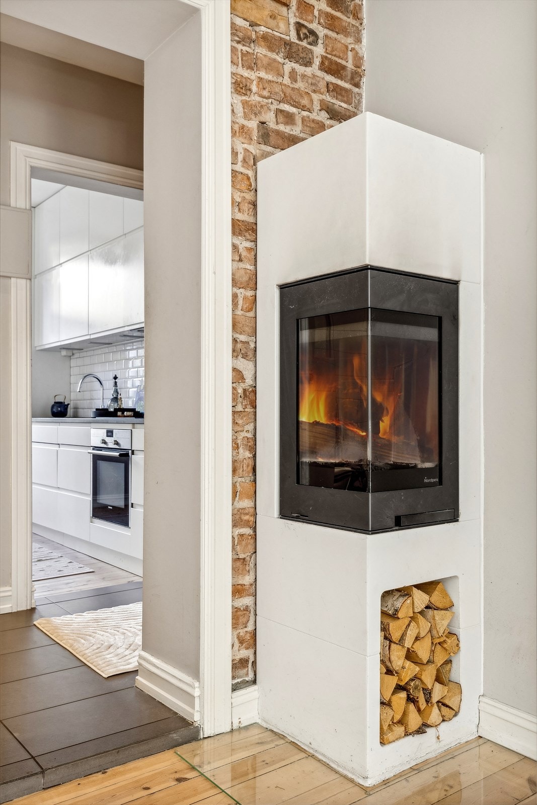 Tegelstenspipe med lekker vedovn plassert i stuen Galleribilde