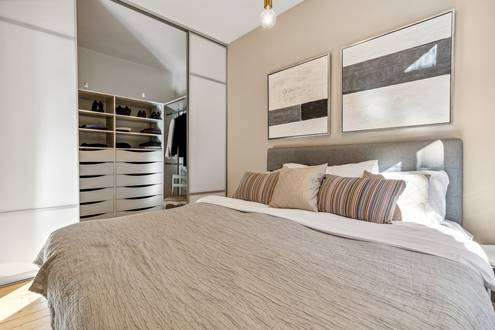 Her har du god plass til en dobbelseng, og tilhørende soveromsmøblement Galleribilde