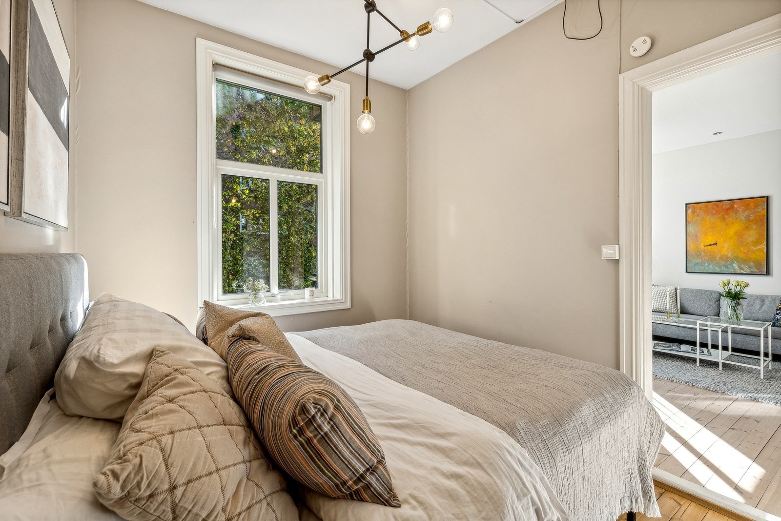 Boligens hovedsoverom er romslig med store vinduer som slipper inn rikelig med naturlig lys Galleribilde