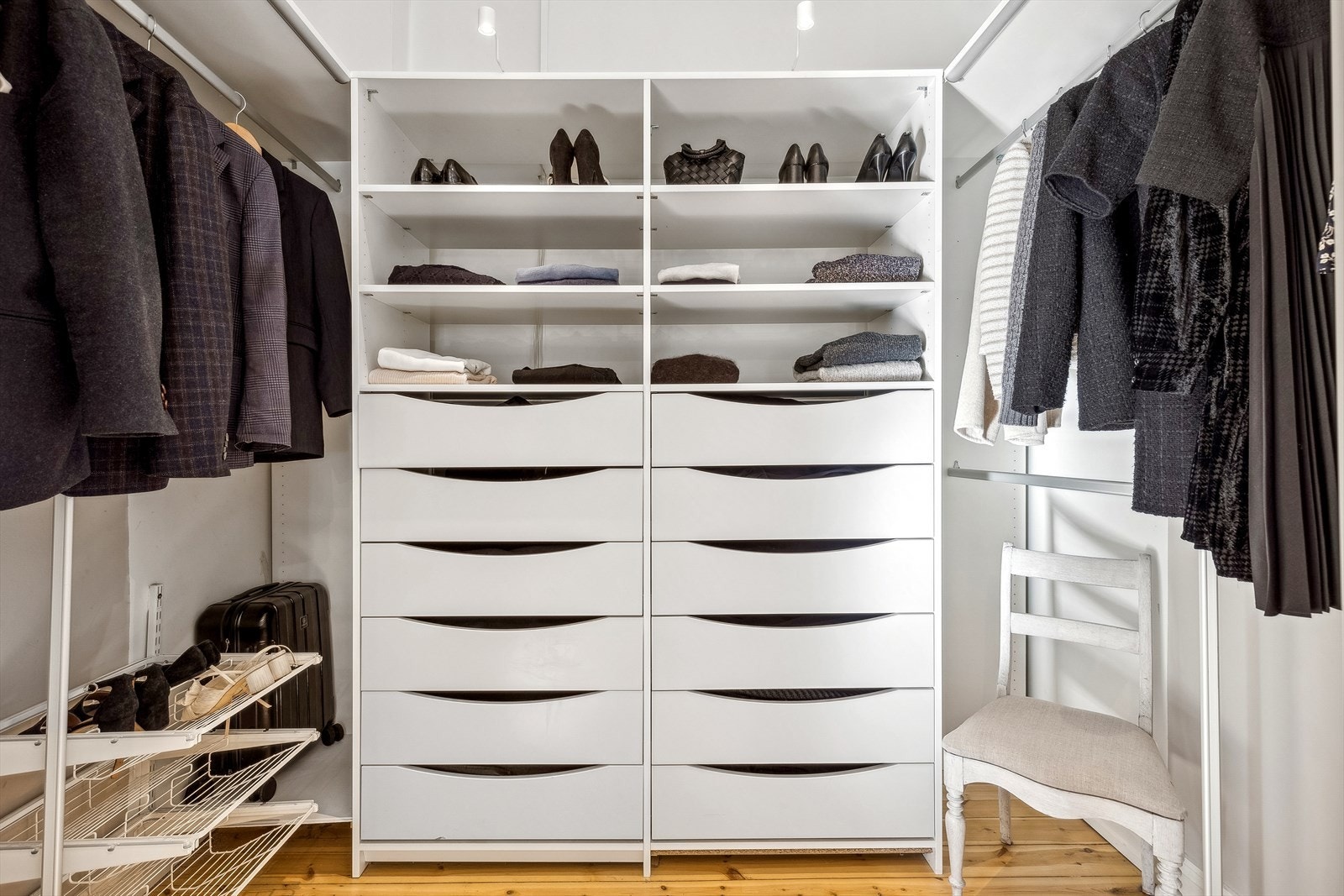 Fra hovedsoverommet har du direkte tilgang på et walk-in closet Galleribilde