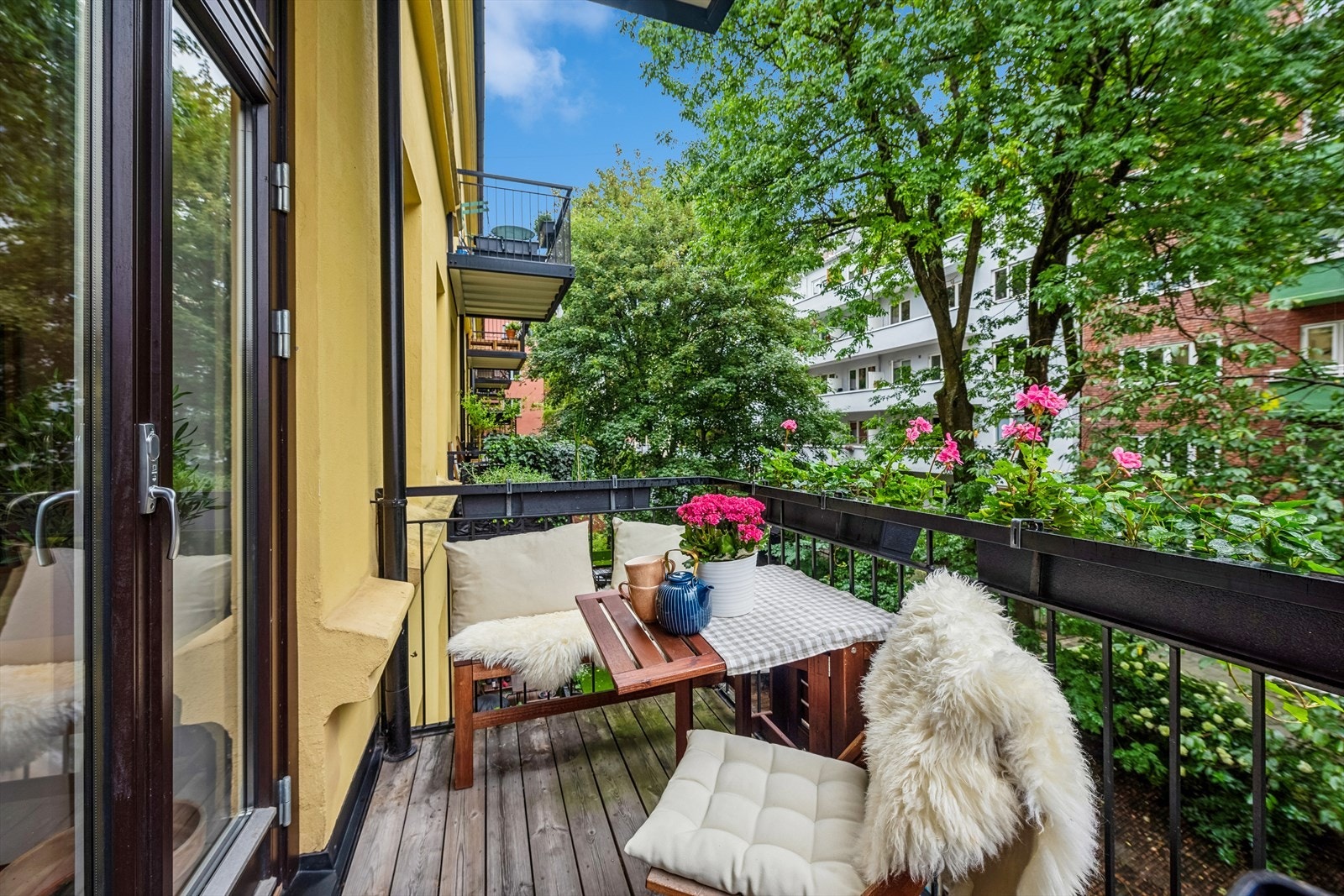 Balkongen er sydøstvendt som gir gode solforhold på formiddagen Galleribilde