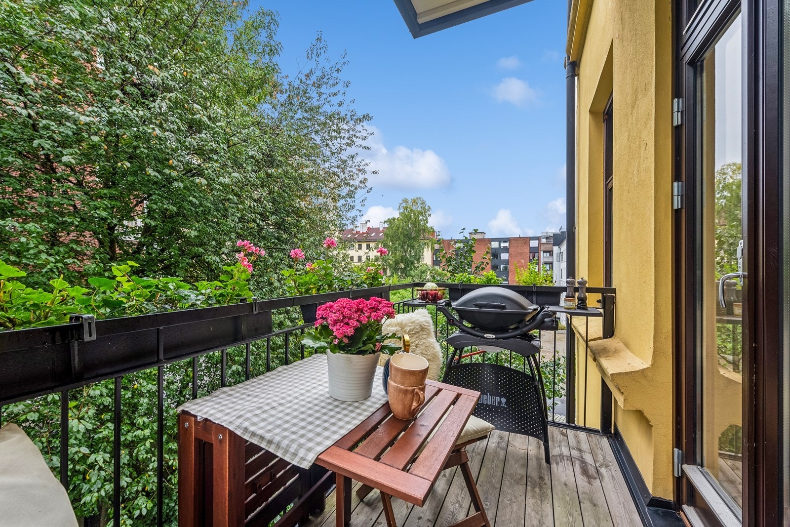 Frodig og koselig utsyn fra boligens balkong Galleribilde