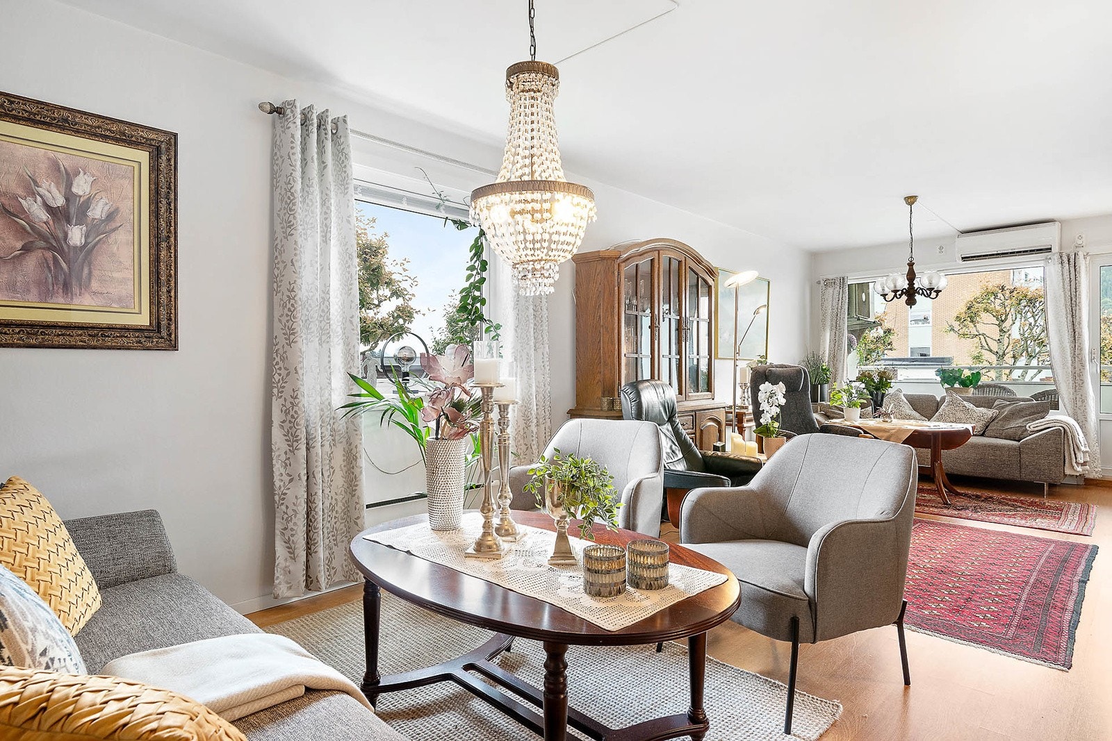 Her er det plass til både sofa og sittegruppe. Galleribilde