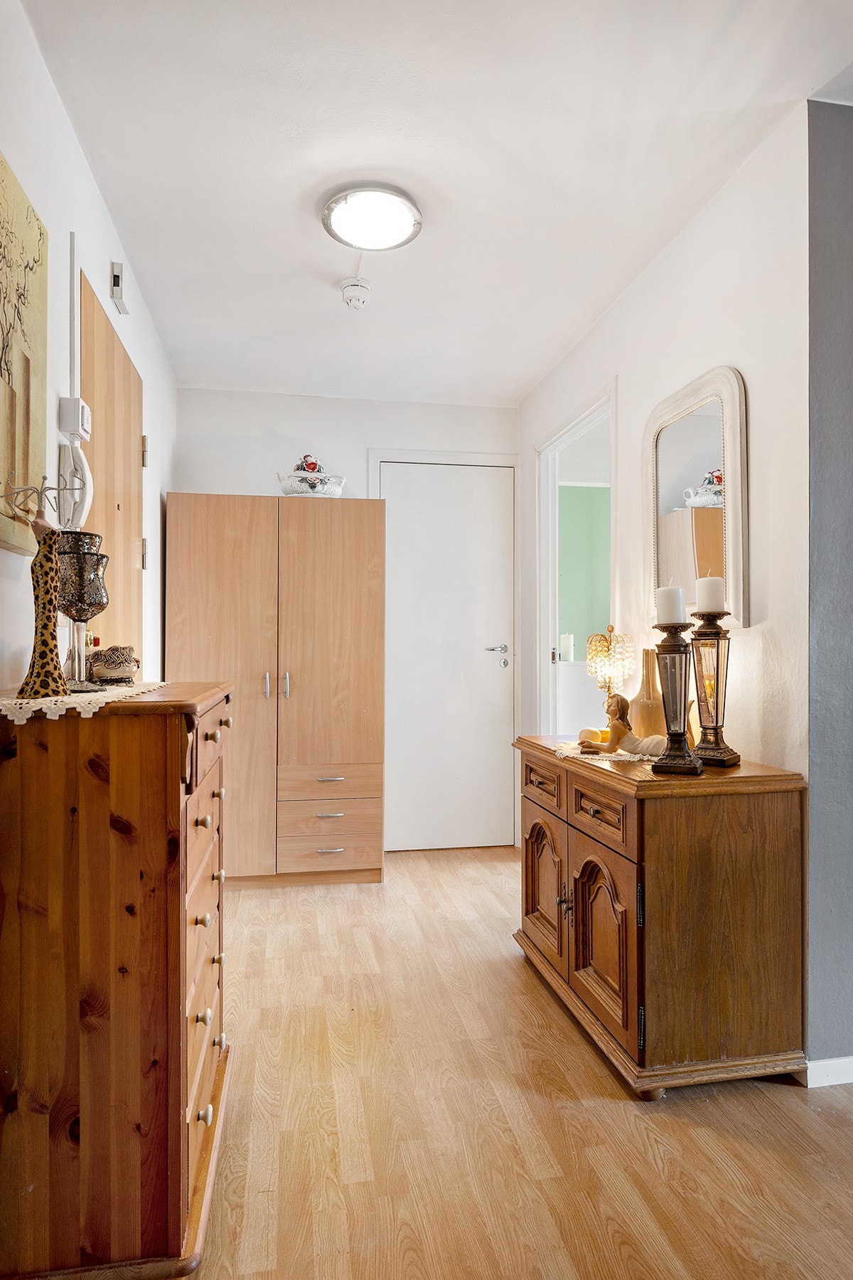 Velkommen inn. Leiligheten har stor stue, kjøkken, et romslig soverom, bad, og separat vaskerom og wc-rom. Galleribilde