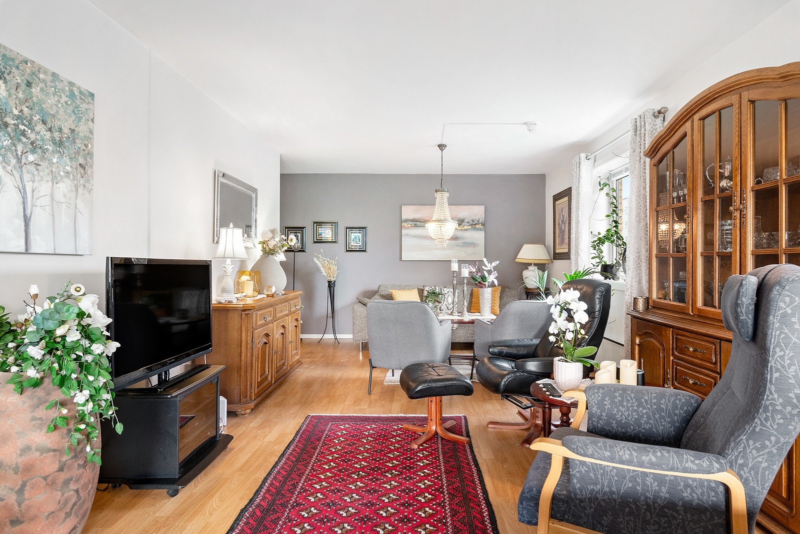 Stuen er lys og luftig og har montert varmepumpe som gir god varme på kjølige høstdager. Galleribilde