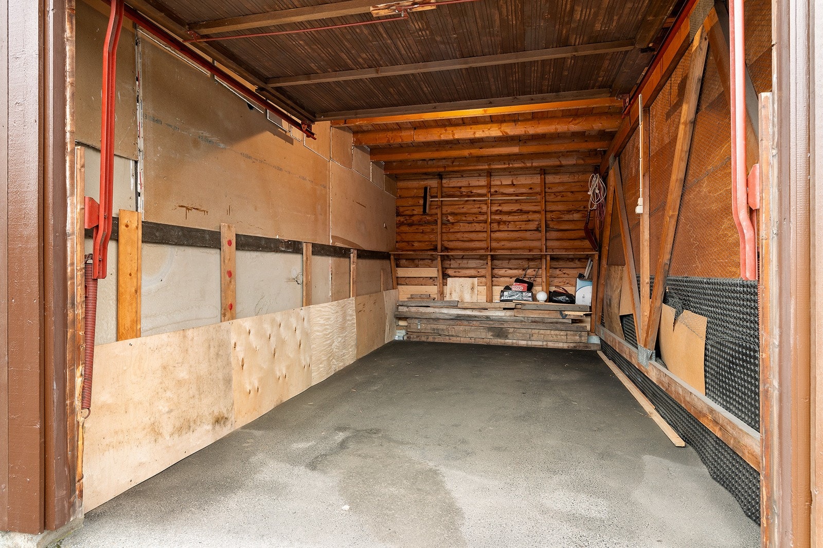 Garasjen ligger i et frittliggende garasjebygg, hvor denne leiligheten disponerer en garasje. Galleribilde