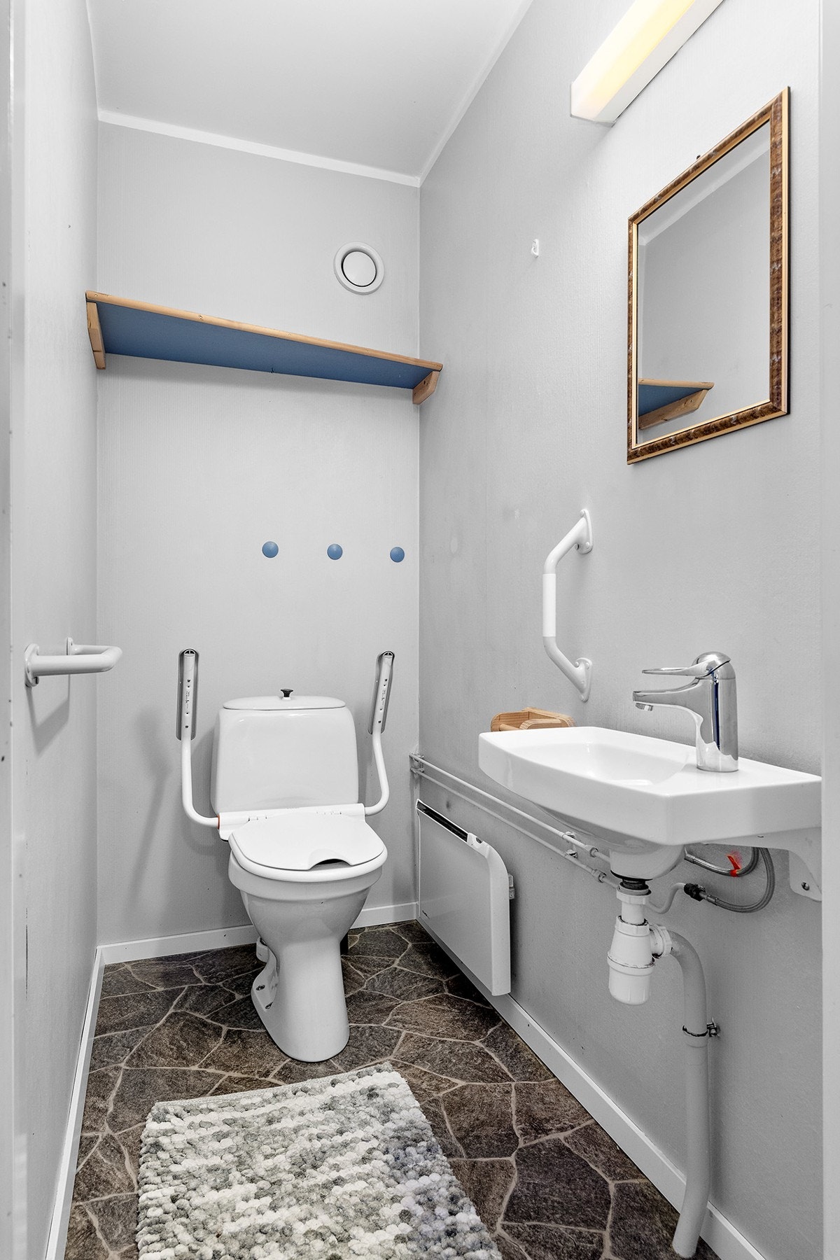 Wc-rom med toalett og vask. Galleribilde