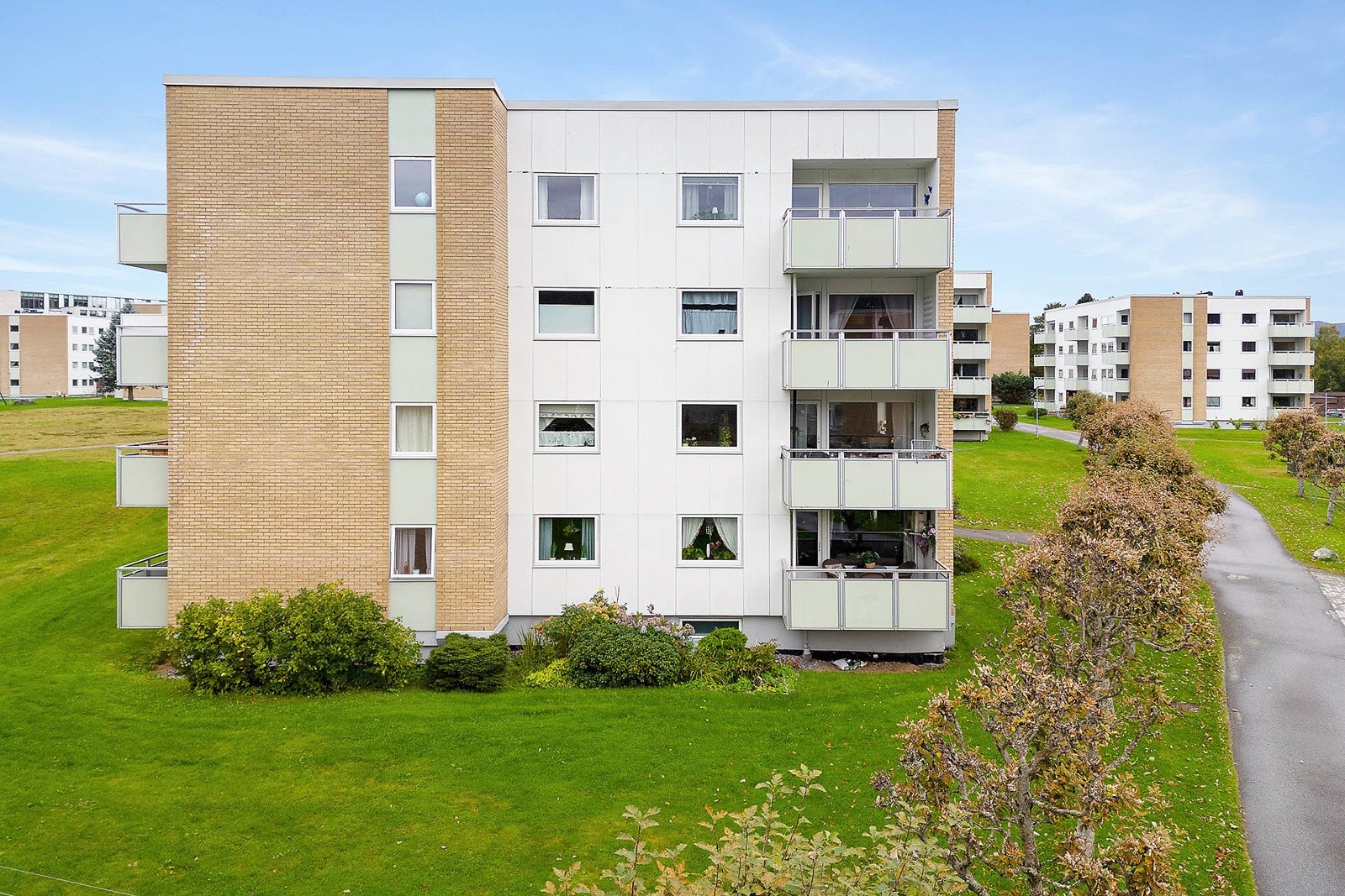 Leiligheten ligger i denne blokken et par steinkast unna Moa, med trappefri adkomst og egen sørvendt veranda. Galleribilde