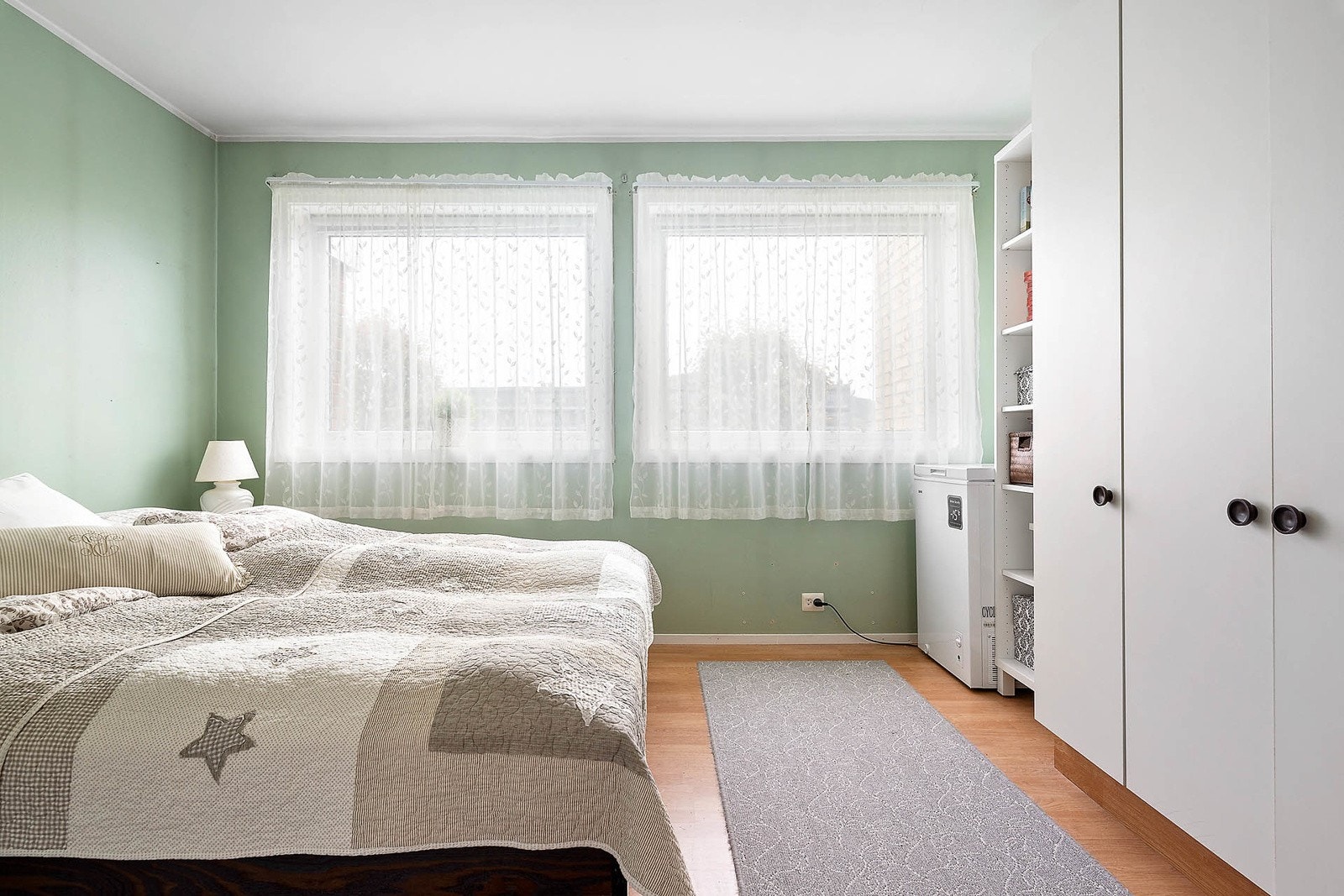 Soverommet er av god størrelse med plass til ønsket sengestørrelse og annet passende møblement - Galleribilde