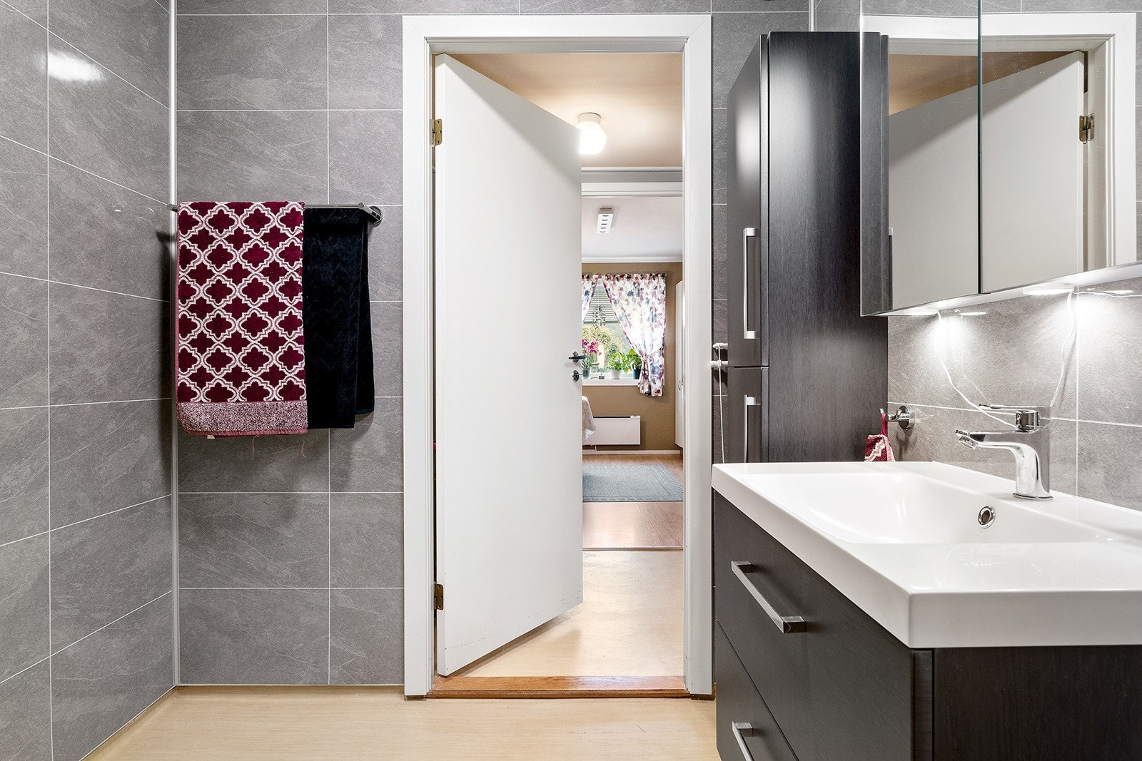 Her er det dusjnisje med innfellbare glassvegger og servantskap med foliebelagte fronter. Galleribilde