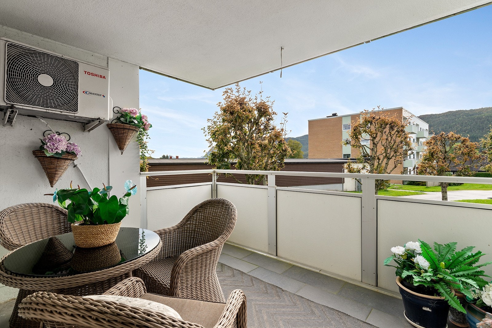 Verandaen er på ca. 9 kvm med god plass til utemøbelene. Her har du solen fra tidlig morgen til godt ut på ettermiddagen. Galleribilde