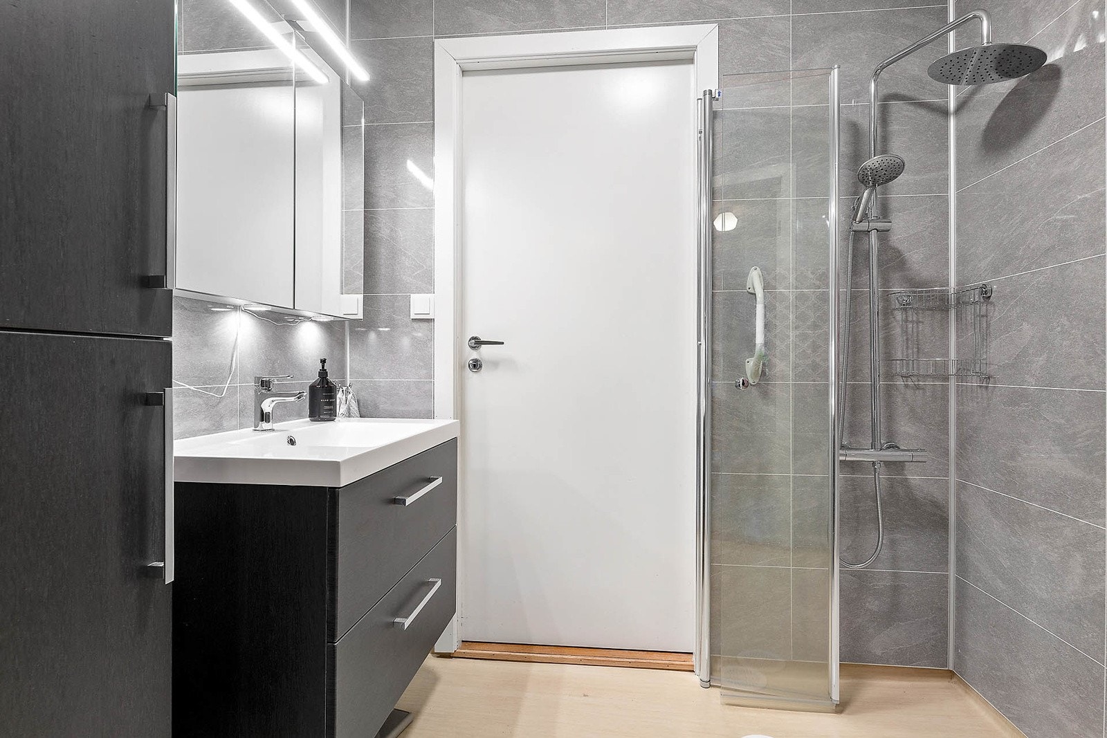 Badet har våtromsbelegg på gulvet og baderomsplater på veggene. Galleribilde