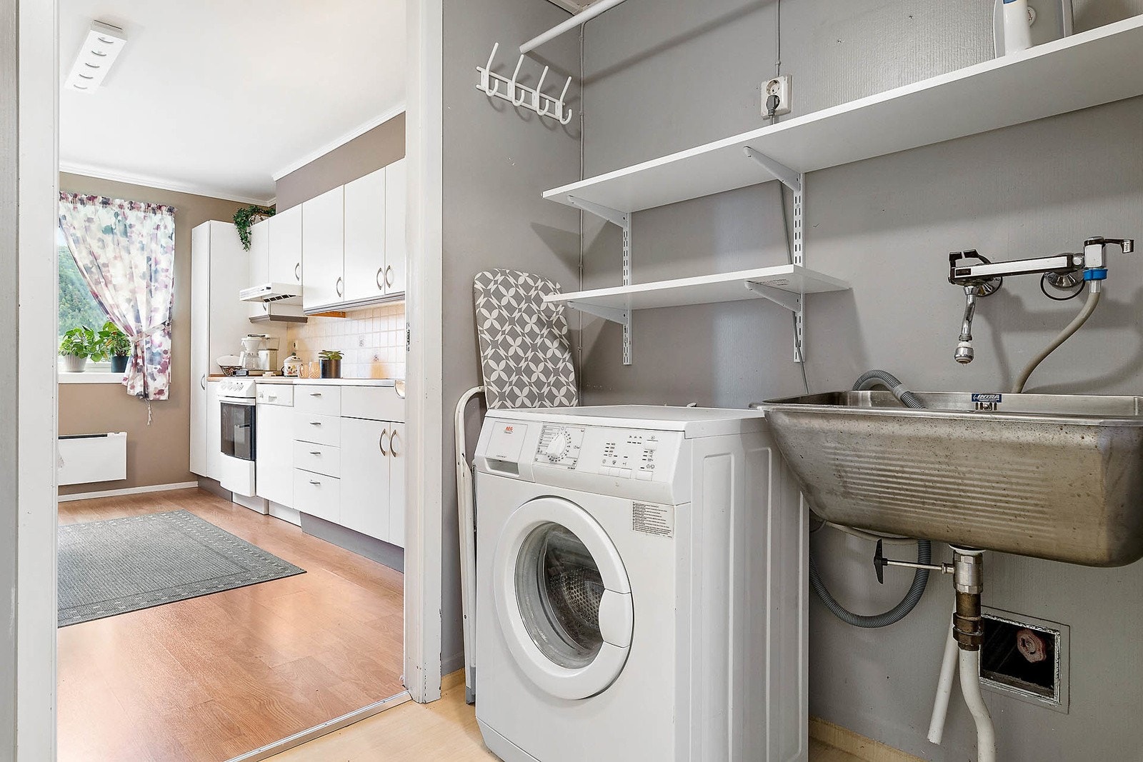 Vaskerommet har skyllekar av stål på veggen og bra med oppbevaringsplass, og ikke minst opplegg for vaskemaskin. Galleribilde