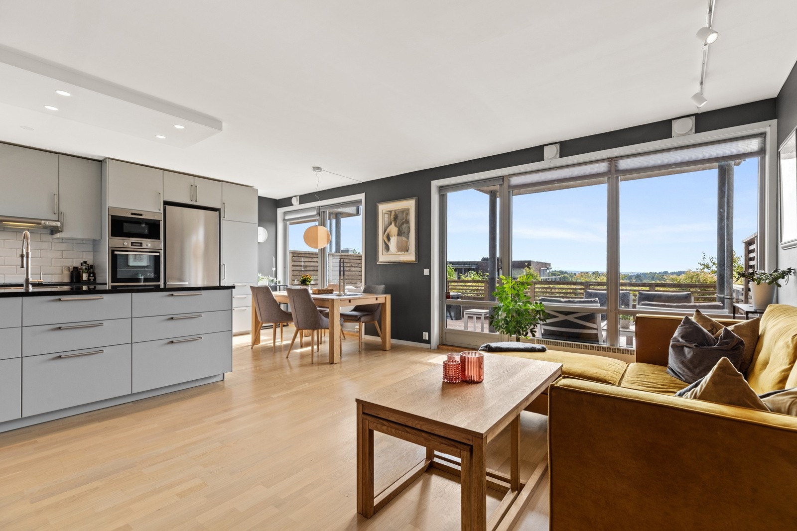 Store vindusflater som slipper rikelig med naturlig lys inn og sørger for gode lysforhold Galleribilde