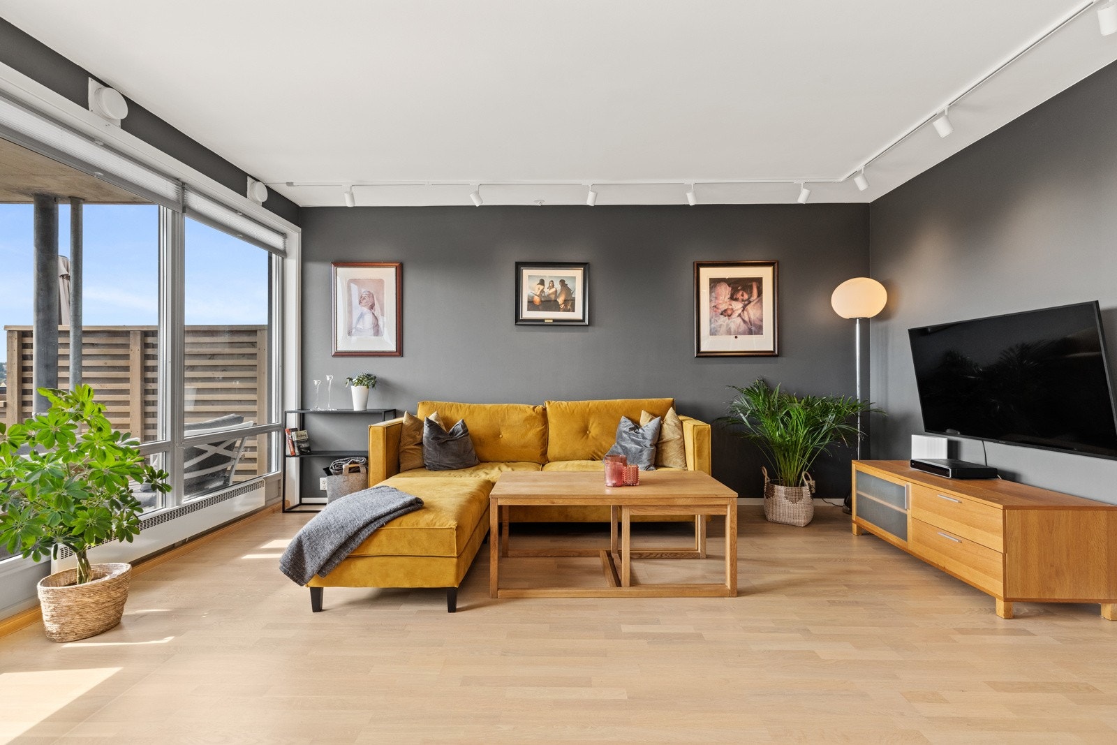 Her kan du nyte en god kopp kaffe og nydelig fjordutsikt! Galleribilde