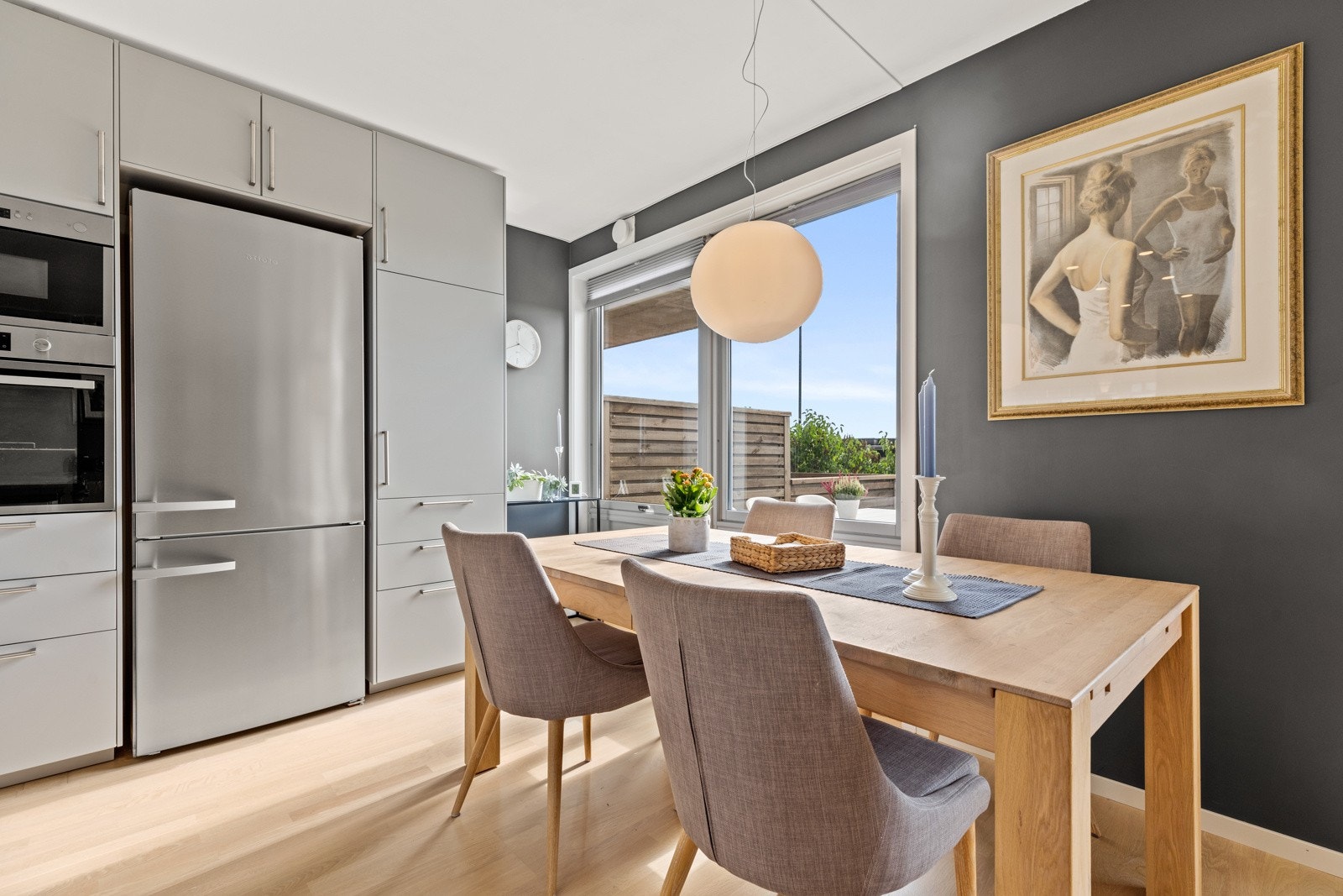 Hyggelig spisesplass ligger i tilknyttning til kjøkkenet Galleribilde