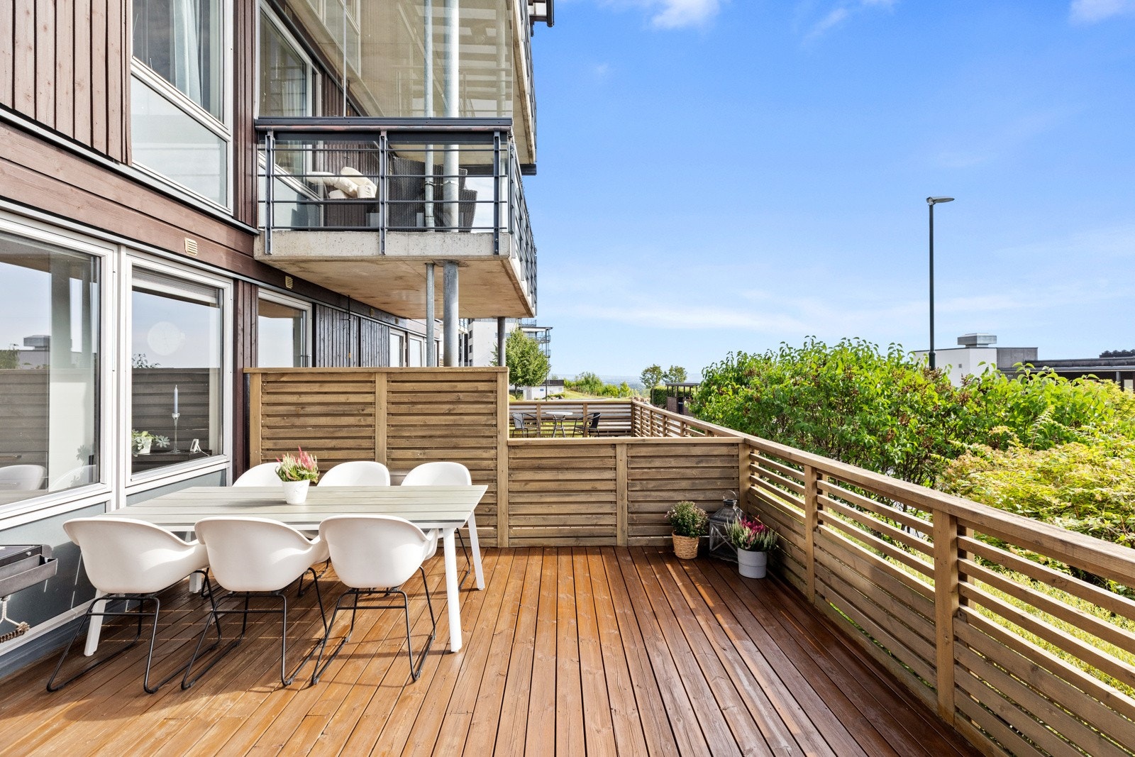 Fra stuen er det utgang til en hyggelig terrasse med flott utsikt mot nærområde Galleribilde