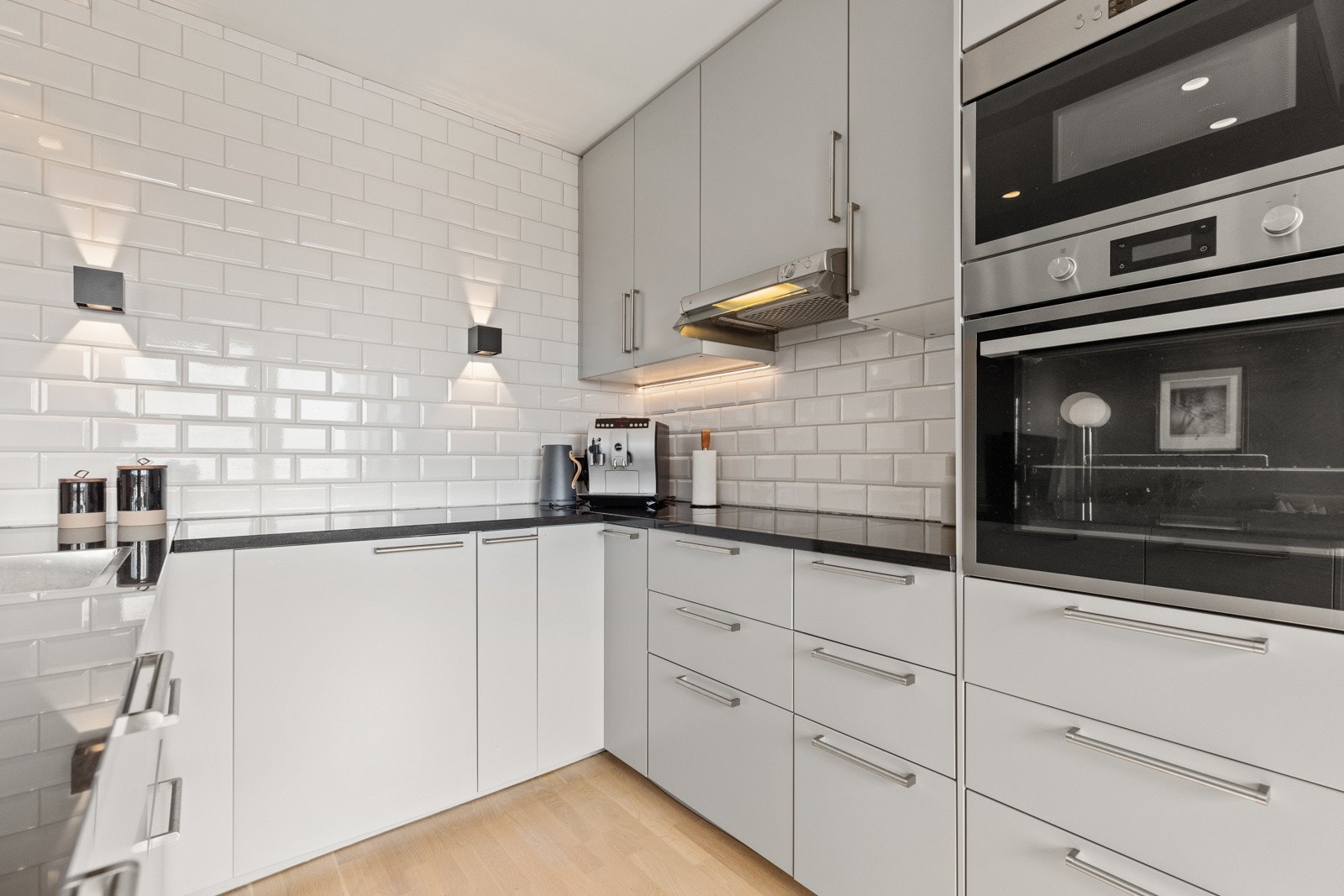 Praktisk U- formet kjøkken med optimale arbeidsforhold er godt utstyrt med skapløsninger og benkeplass Galleribilde