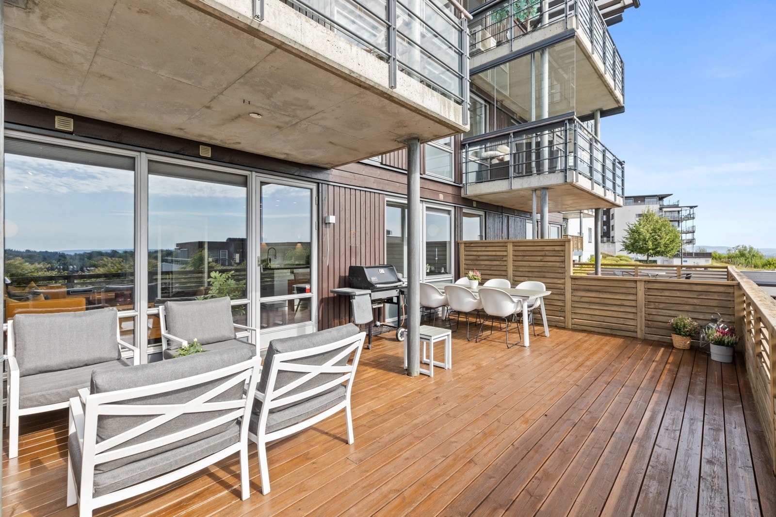 Terrassen vil bli en naturlig forlengelse av stuen på varme sommerdager Galleribilde