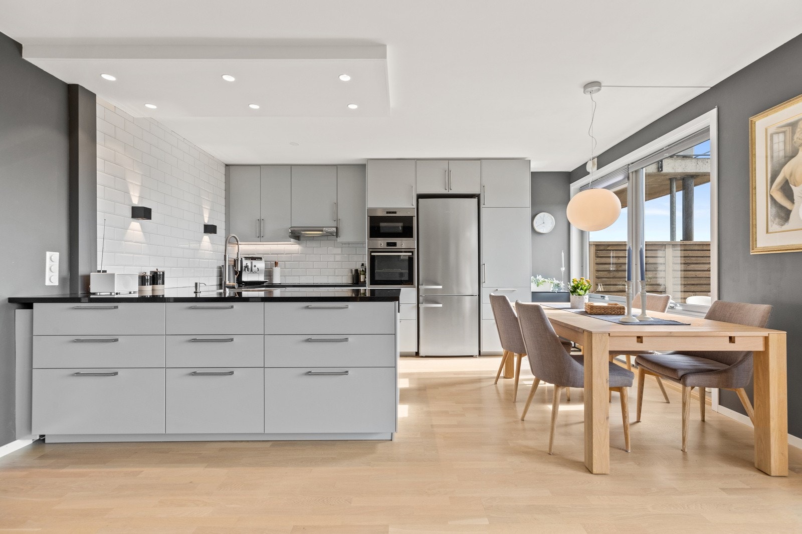 Meget delikat og innholdsrikt kjøkken Galleribilde