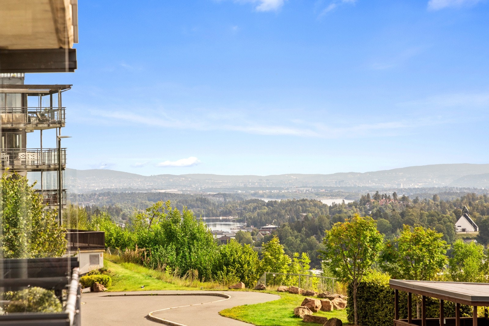 Beliggenheten gir gode solforhold. Fra stuen og balkongen har man sol fra morgen til sen ettermiddag Galleribilde